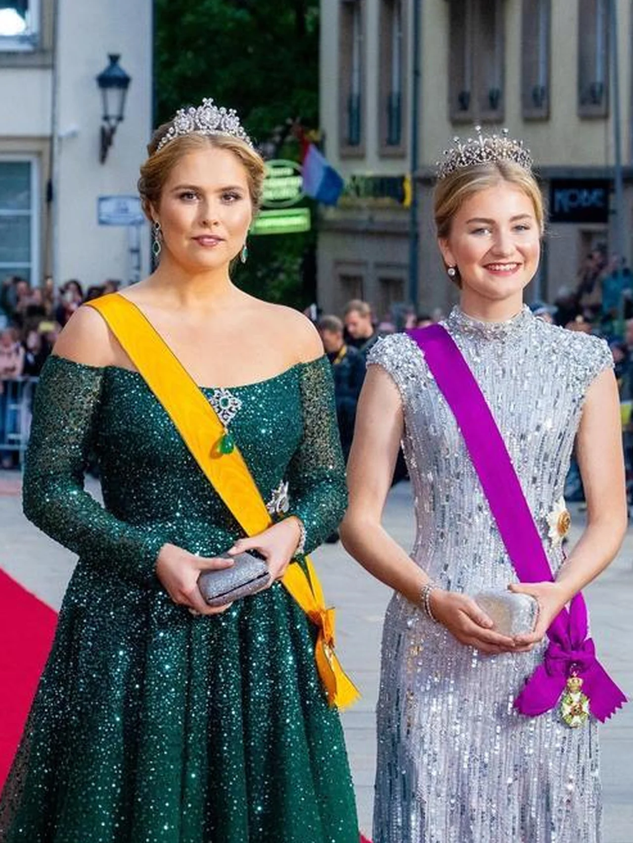 ２人の“未来の女王”ベルギー・エリザベート王女とオランダ・カタリナ＝アマリア王女がまばゆいティアラルックで揃い踏み！ ルクセンブルク大公の式典で輝きを放つ