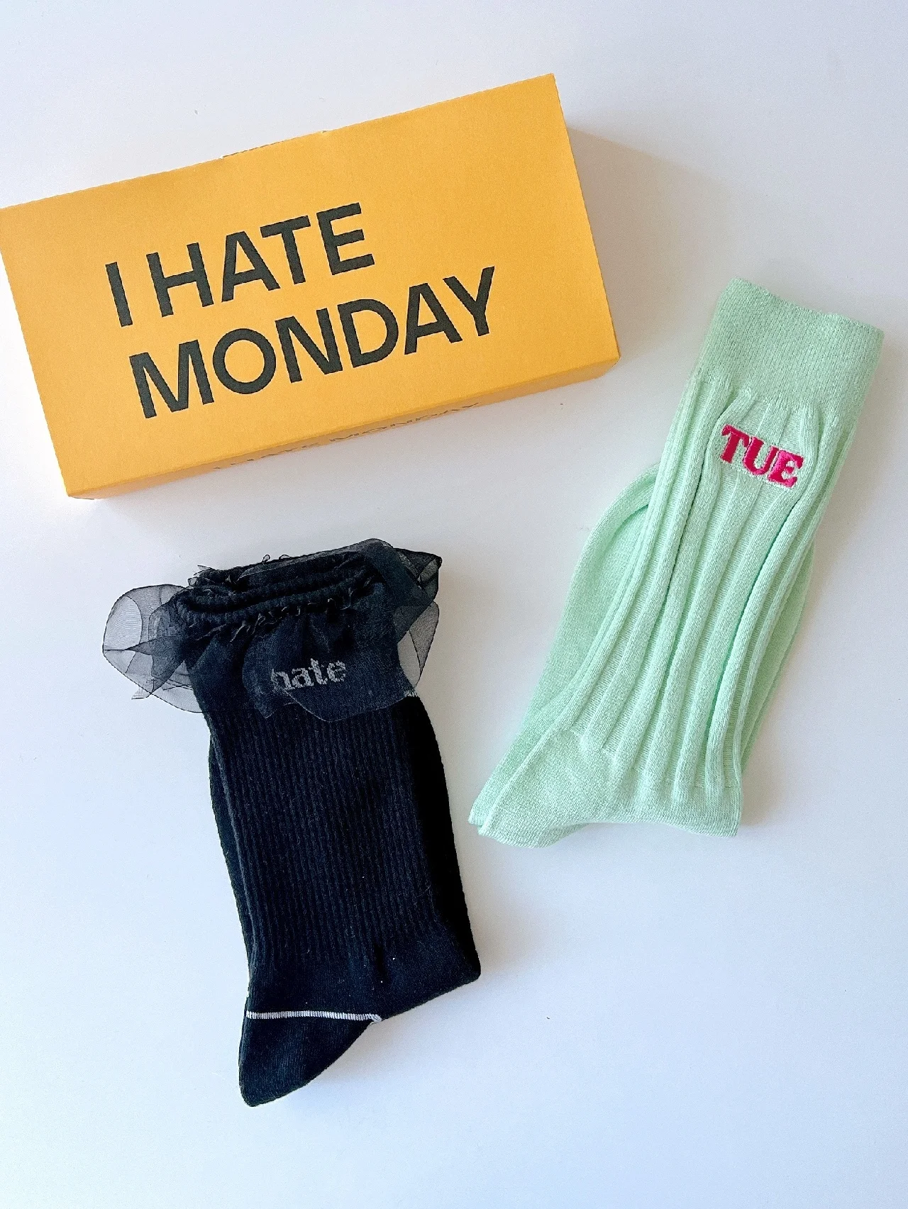 憂鬱な気分は【I Hate Monday】の靴下で吹き飛ばす！