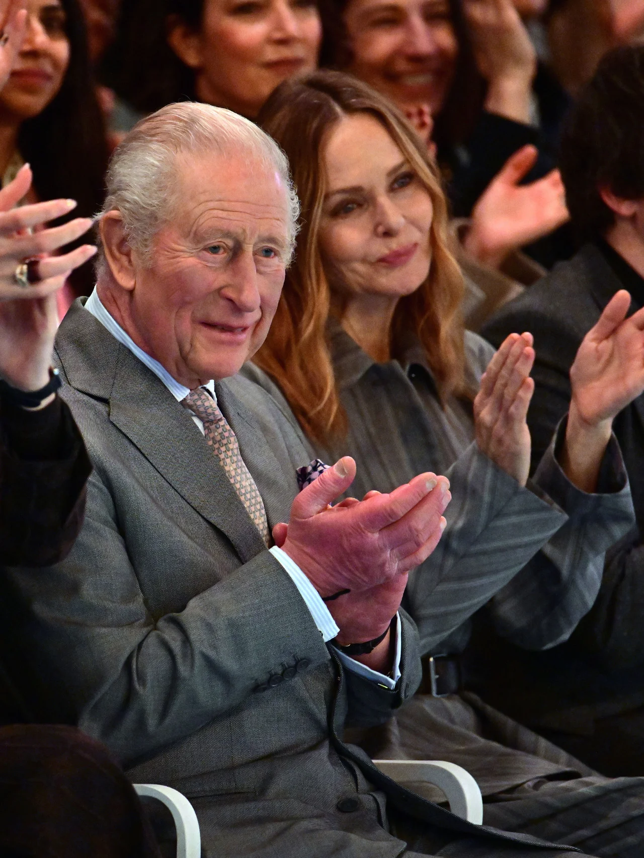 チャールズ国王はアンドルー元王子の逮捕を受けて声明を出すも、予定通りにロンドンファッションウィークの公務をこなす