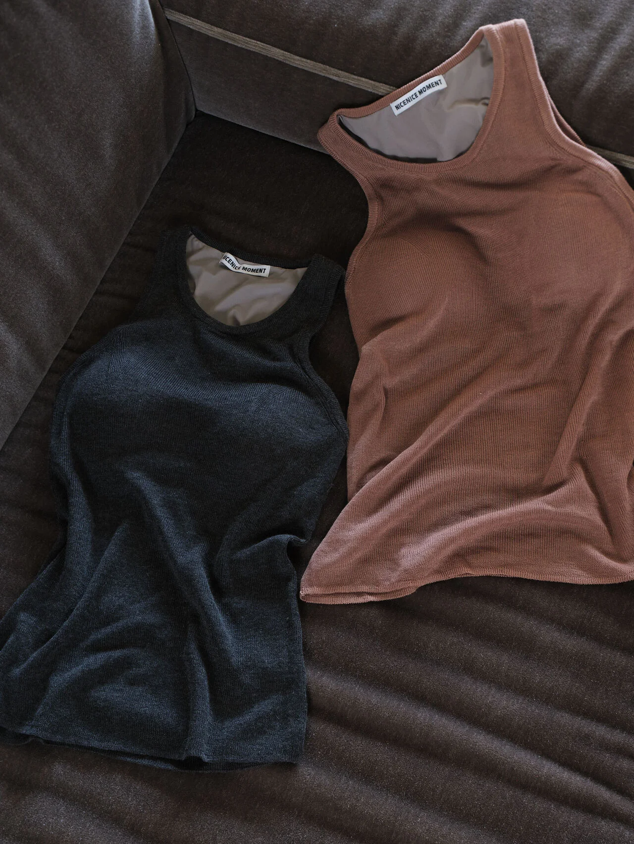 “下着いらず”の新定番。【ナイスナイス モーメント × SPURSHOP】のカシミヤ混別注トップスに出合いました