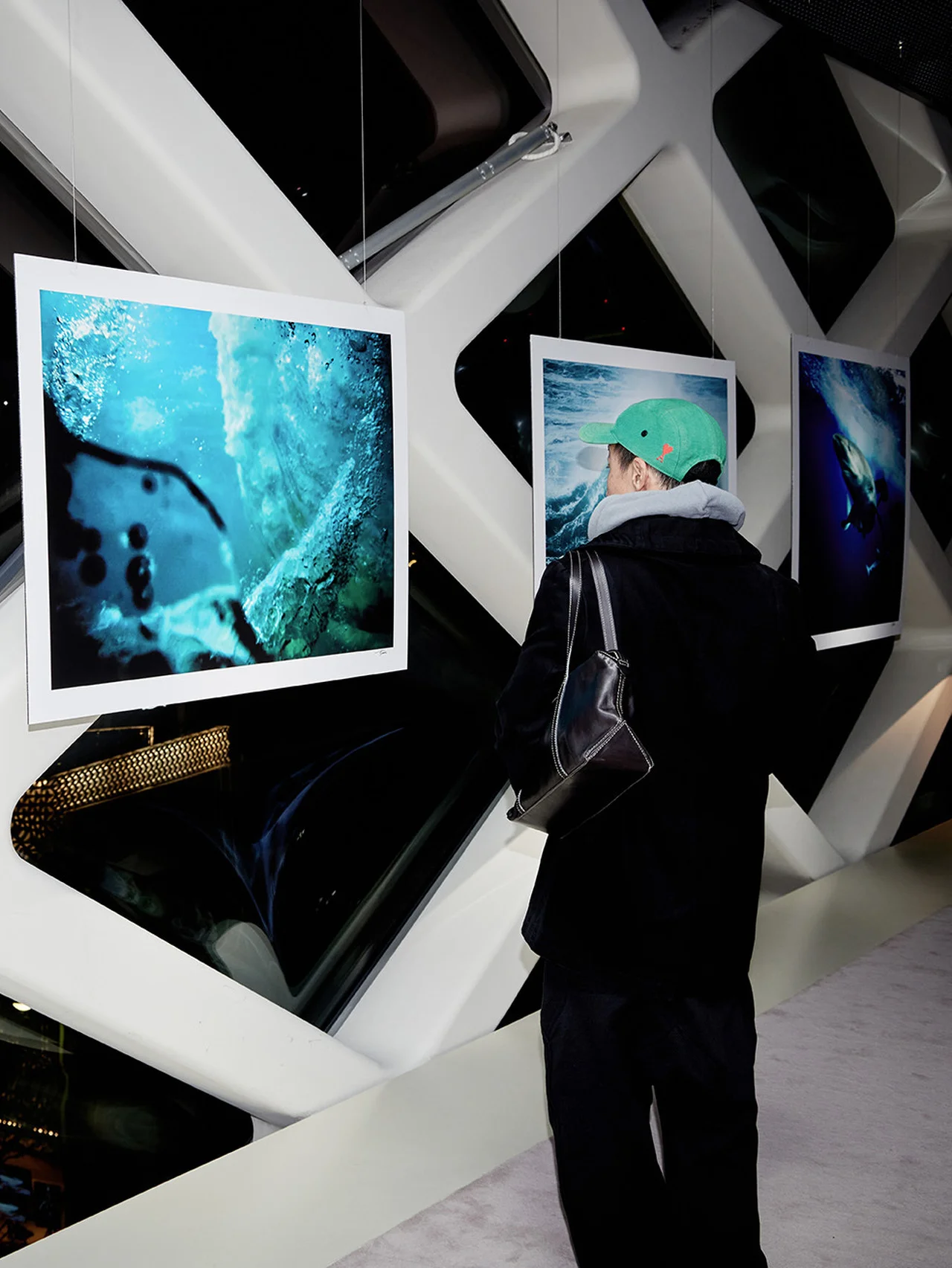 【プラダ・グループ】が海洋保護の意識向上を目指す「SEA BEYOND」をテーマにトークイベント開催。プラダ 青山店で写真展も実施中