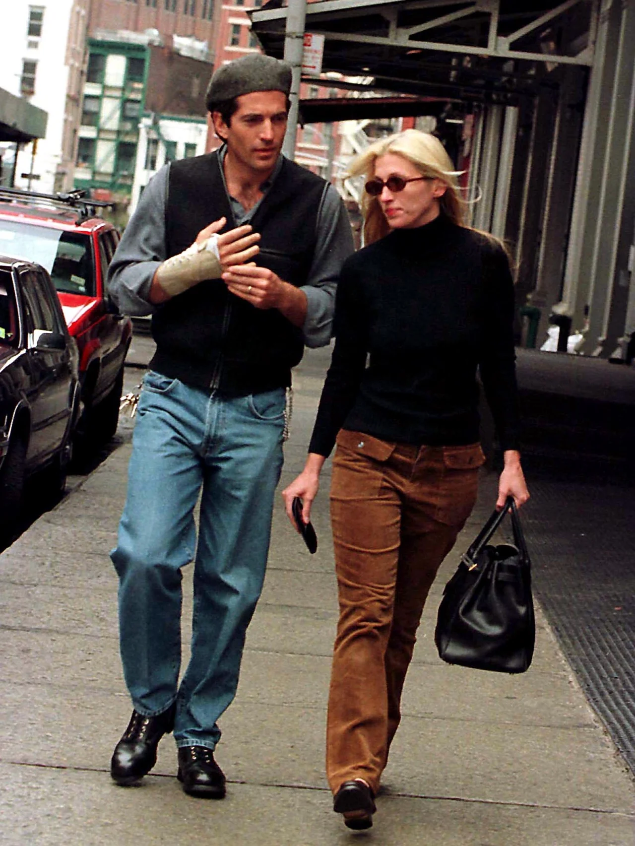 タイムレスな魅力！ キャロリン・ベセット＝ケネディのミニマルルックが注目！ ケネディ家の息子夫妻のロマンスを描くドラマでファッションアイコンとして人気再燃