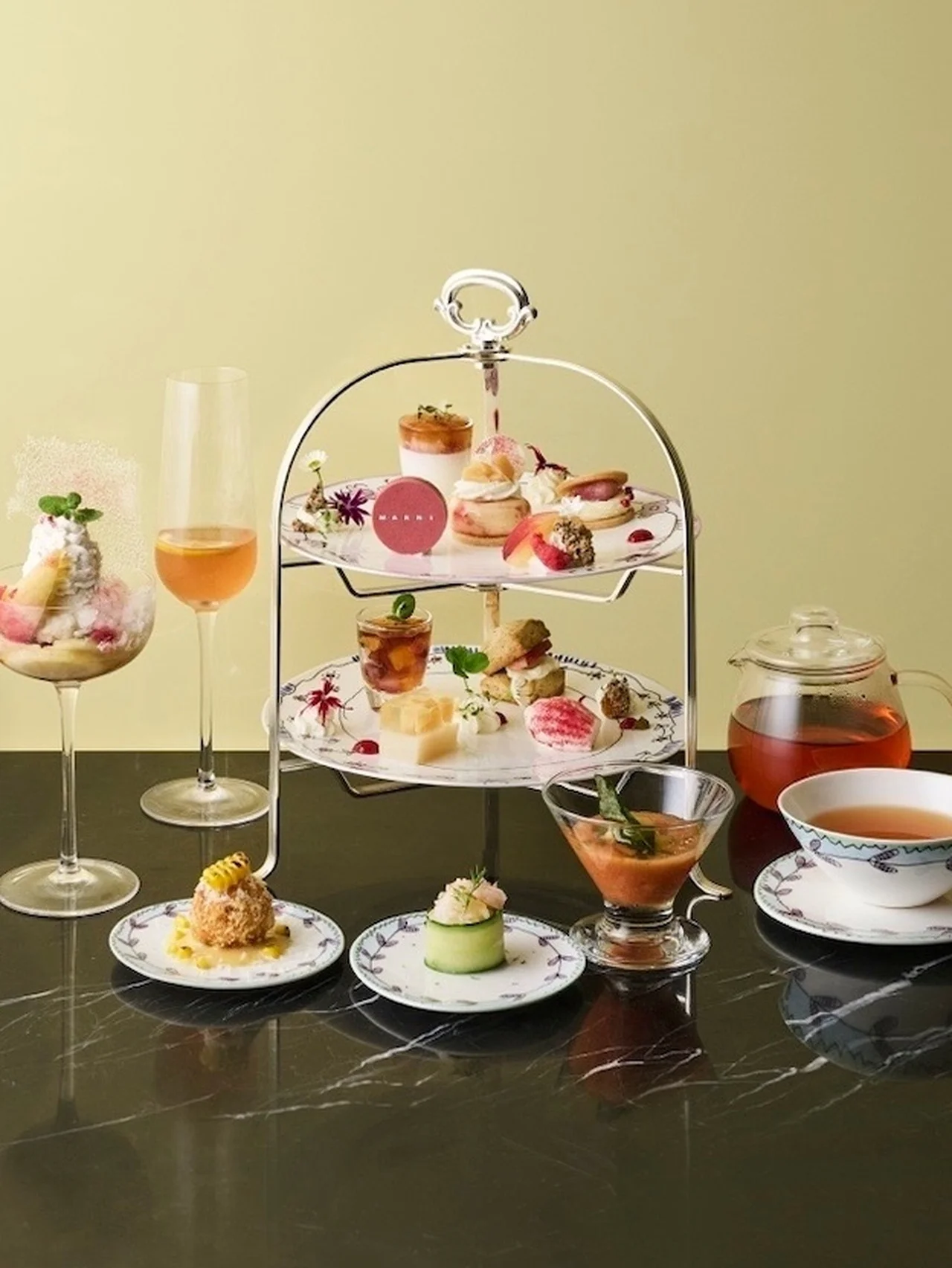 【マルニ カフェ】桃やプラムのフレッシュな味わいとお茶の香りが楽しめる、色彩溢れるアフタヌーンティーとパフェが登場