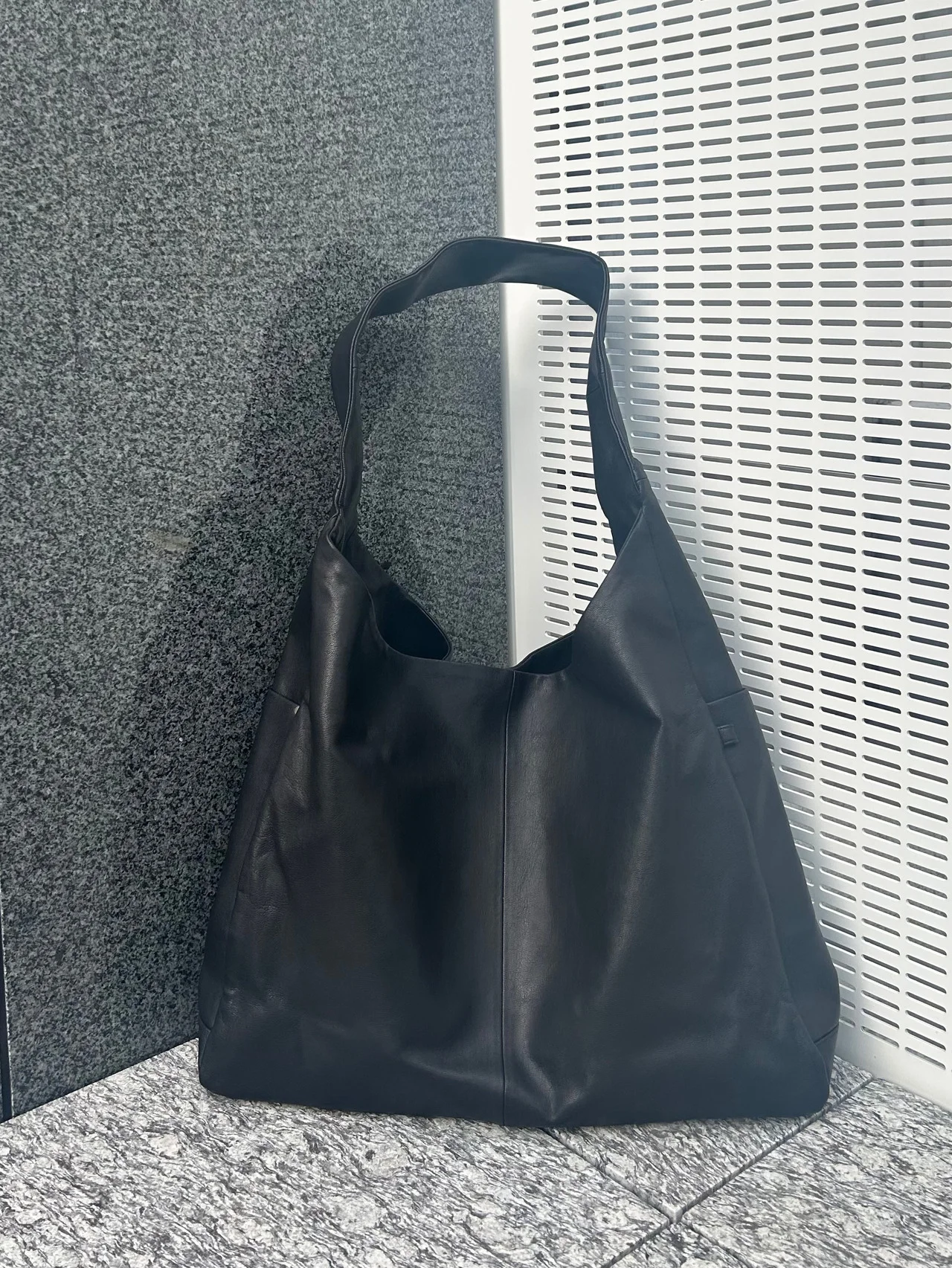 荷物多め派さんの最適解は【ssstein(シュタイン)】のショルダーバッグ