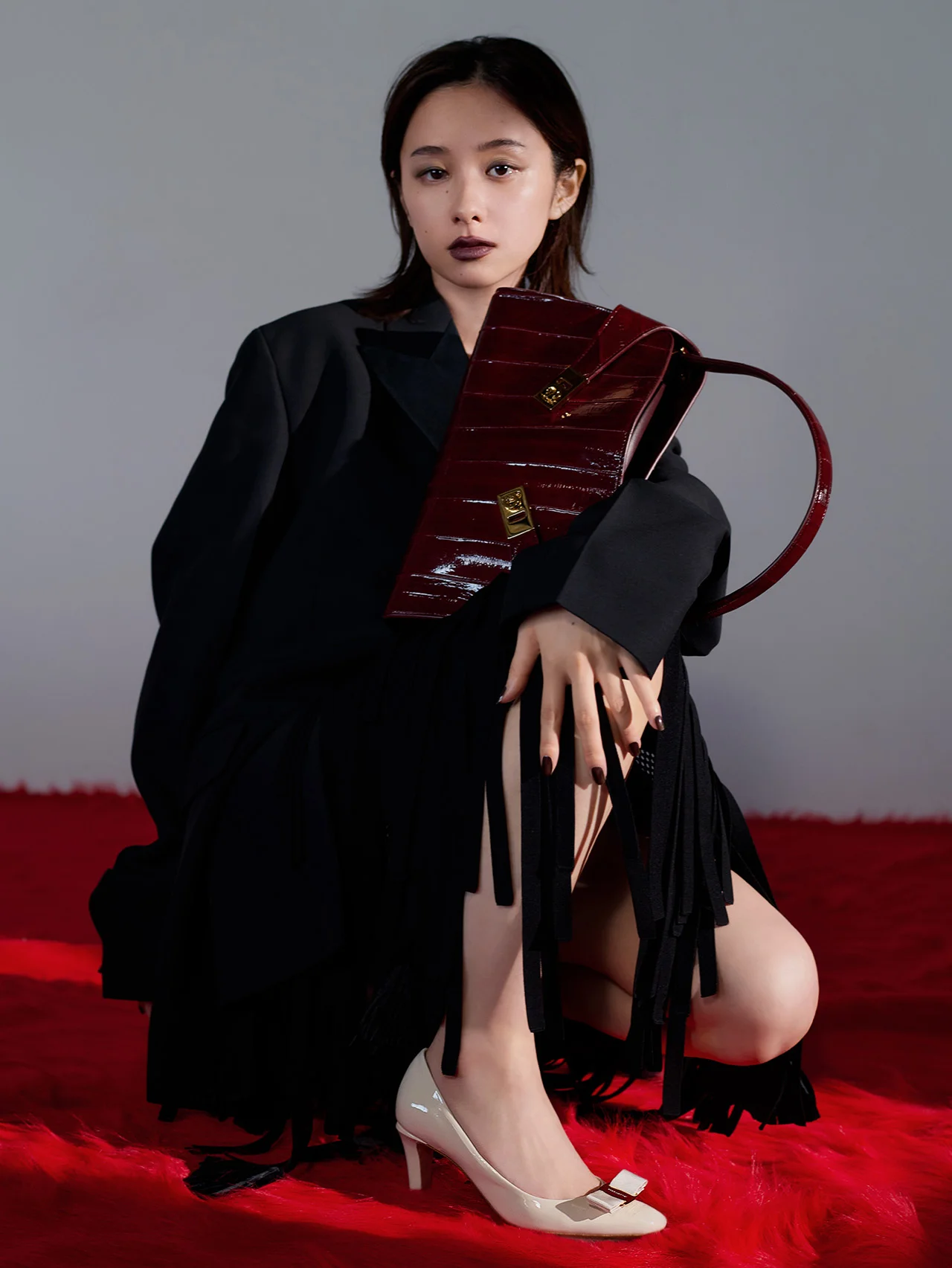 堀田真由、フェラガモの「ヴァラ」とモダンウーマンを目指す