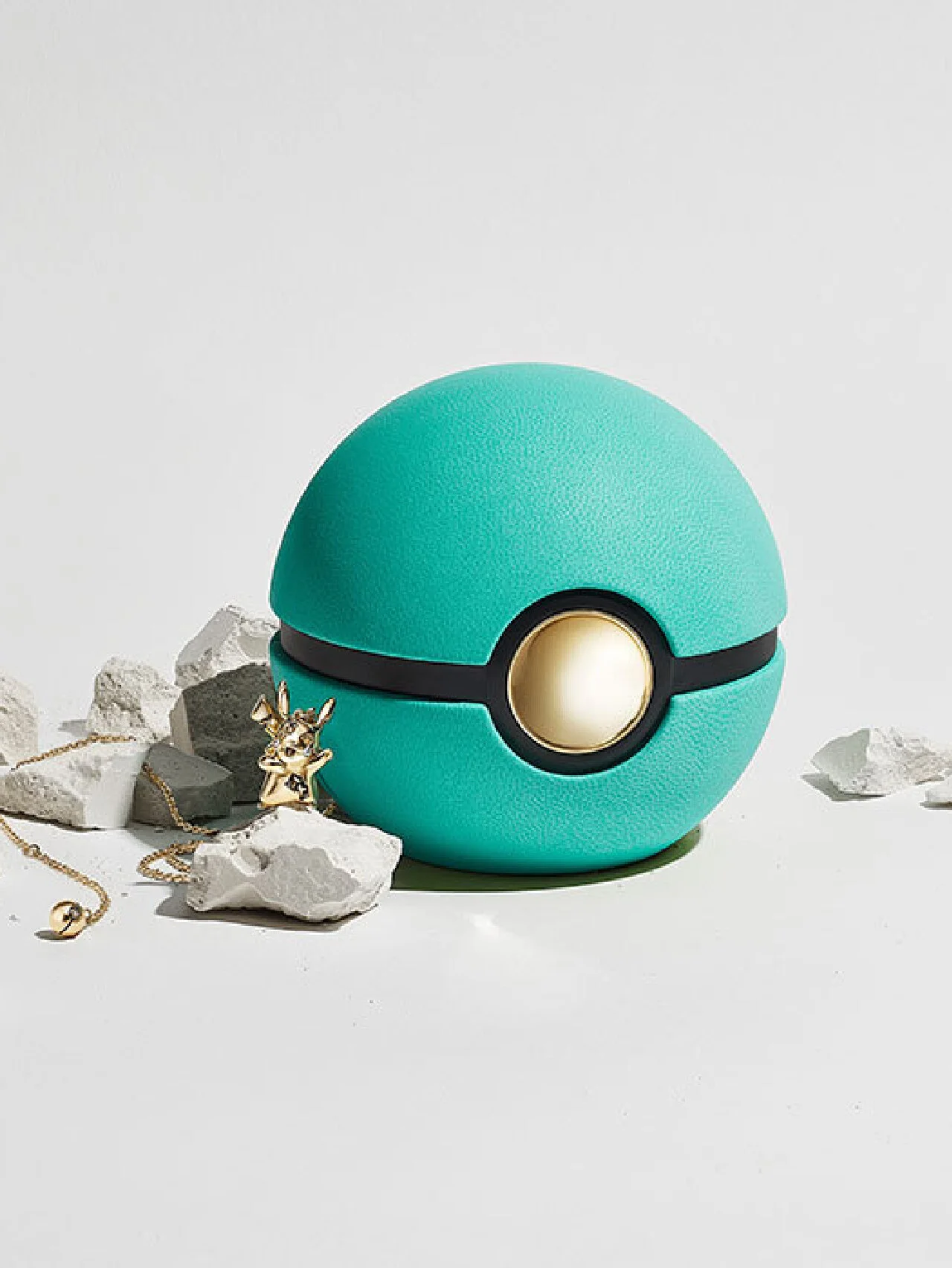 【ティファニー】ポケモンコレクションが登場！ ティファニー ブルーのモンスターボールから、輝くピカチュウが。ダニエル・アーシャムとコラボレーション