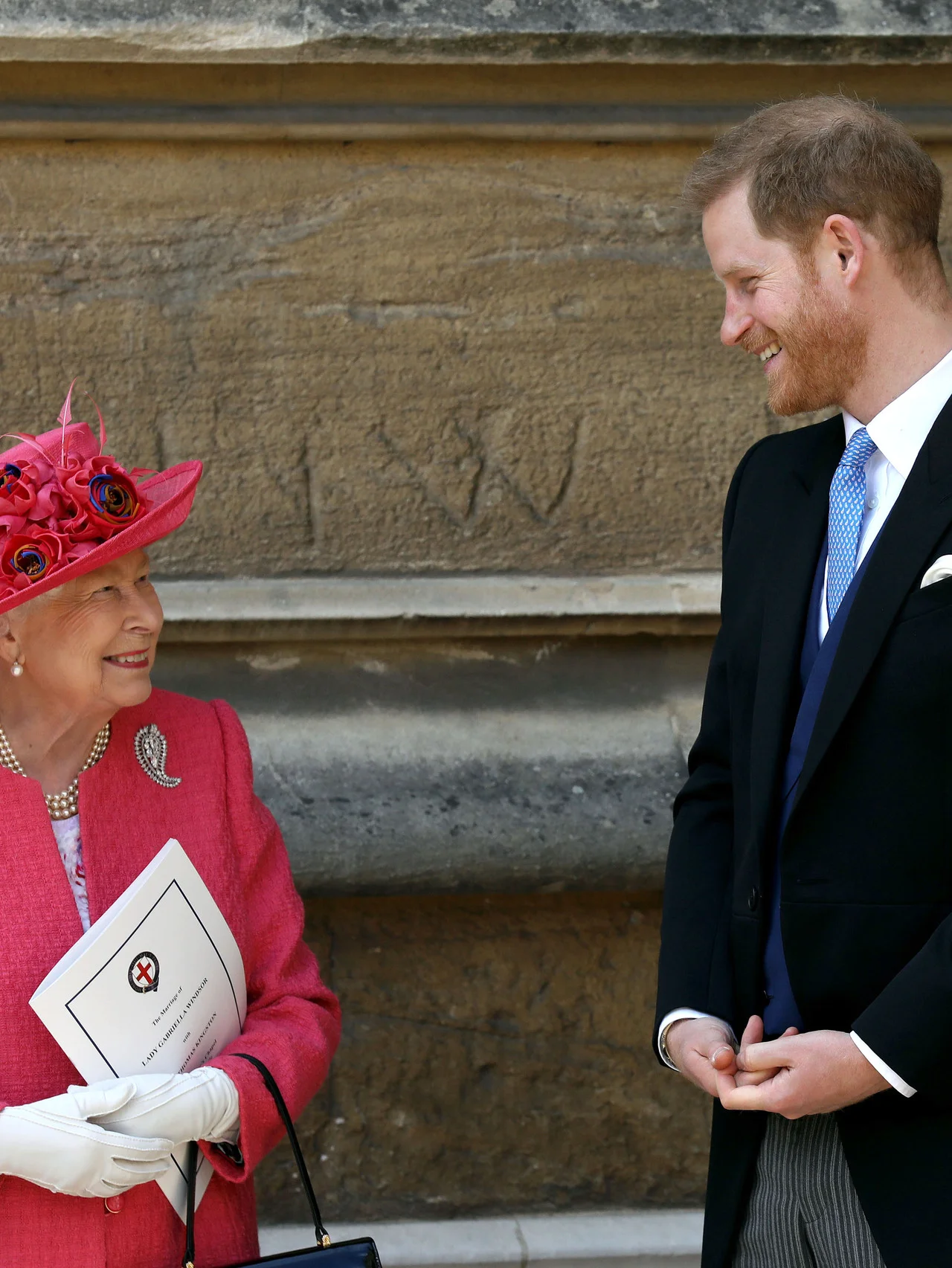 エリザベス女王生誕100周年!  密かに花輪を送ったヘンリー王子に賛否両論。一方で故女王を彷彿とさせるキャサリン皇太子妃のファッションが称賛される