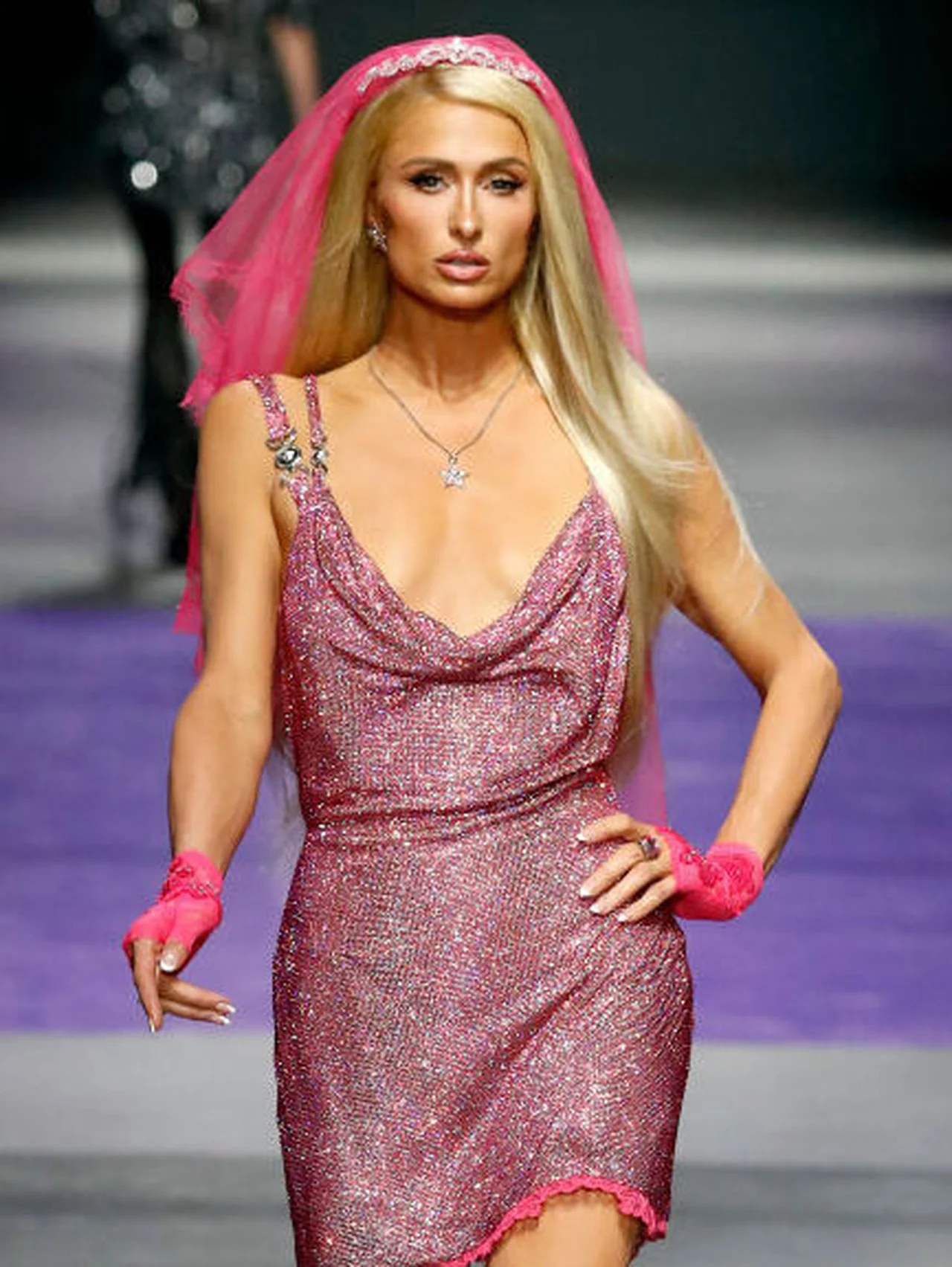 ピンク一色の花嫁スタイルに身を包んだパリス・ヒルトン、ヴェルサーチェのショーでフィナーレを飾り会場を沸かせる