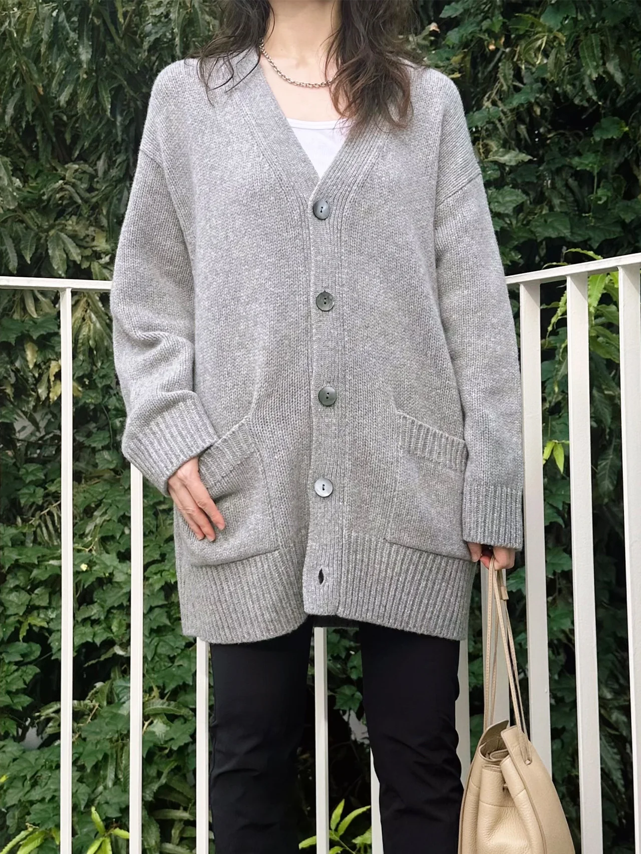 【GALERIE VIE（ギャルリー・ヴィー）】のファインウール Vネックカーディガンは、曖昧な季節に寄り添うベストパートナー