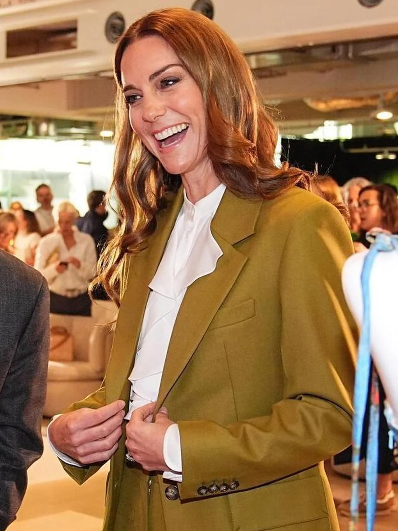 キャサリン皇太子妃がヴィクトリア・ベッカムのパンツスーツに身を包み、ファッションイベントに颯爽と登場！ お家騒動真っ只中にあるベッカム夫妻をサポートしたと話題に