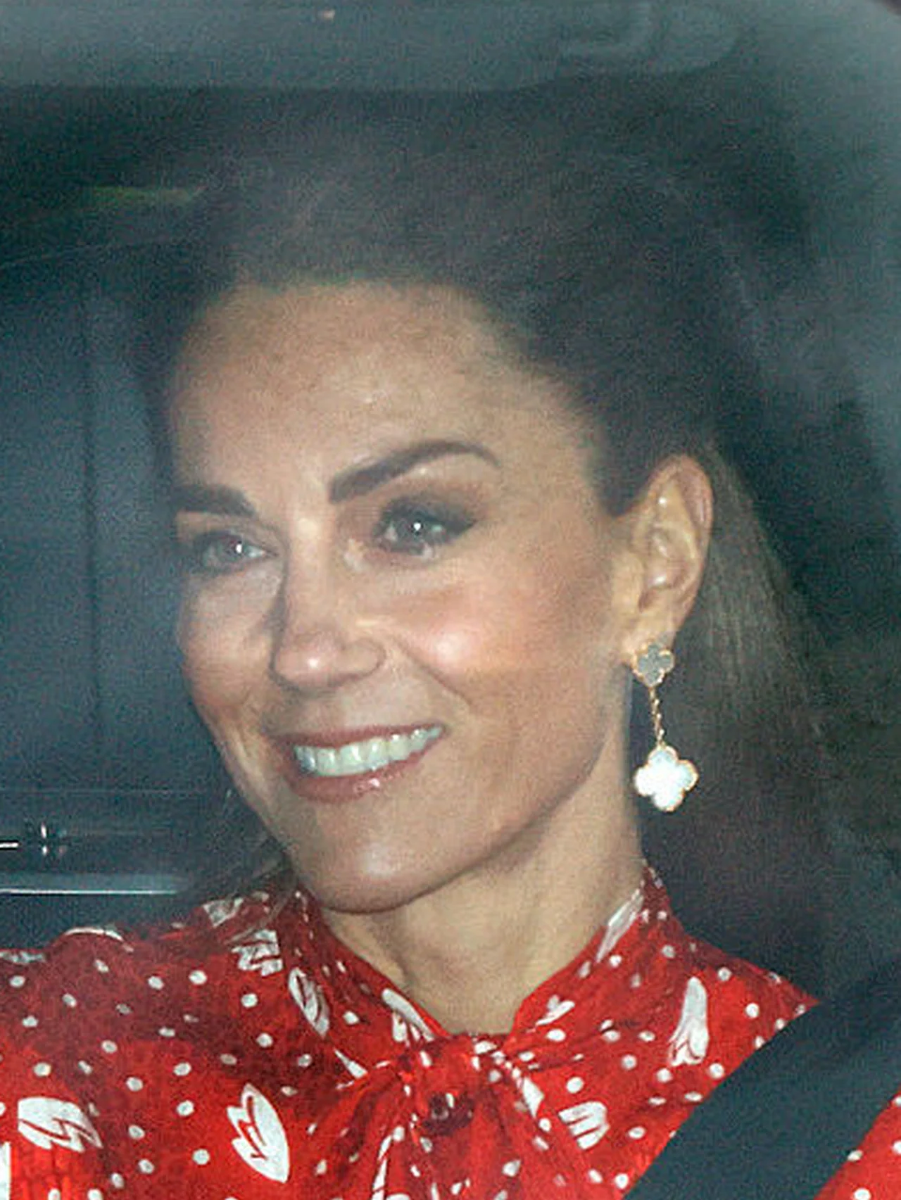 ウィリアム皇太子一家、バッキンガム宮殿でのクリスマスランチに出席。キャサリン皇太子妃とシャーロット王女はおそろいのリボンヘアで参加！