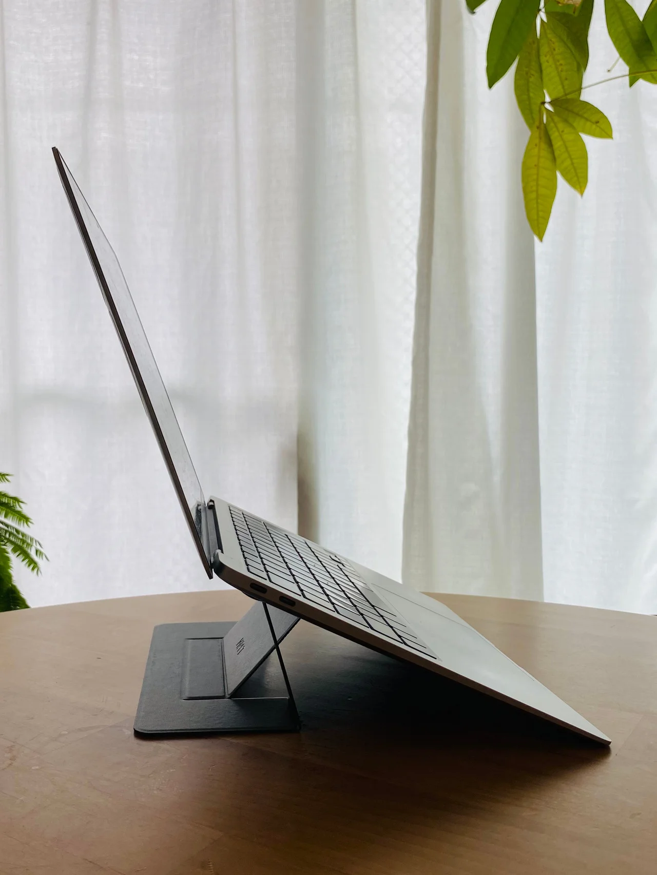 厚さ3mmの超薄型【MOFT】 のPCスタンドが、肩こりノマドワーカーを救う #深夜のこっそり話 #2297