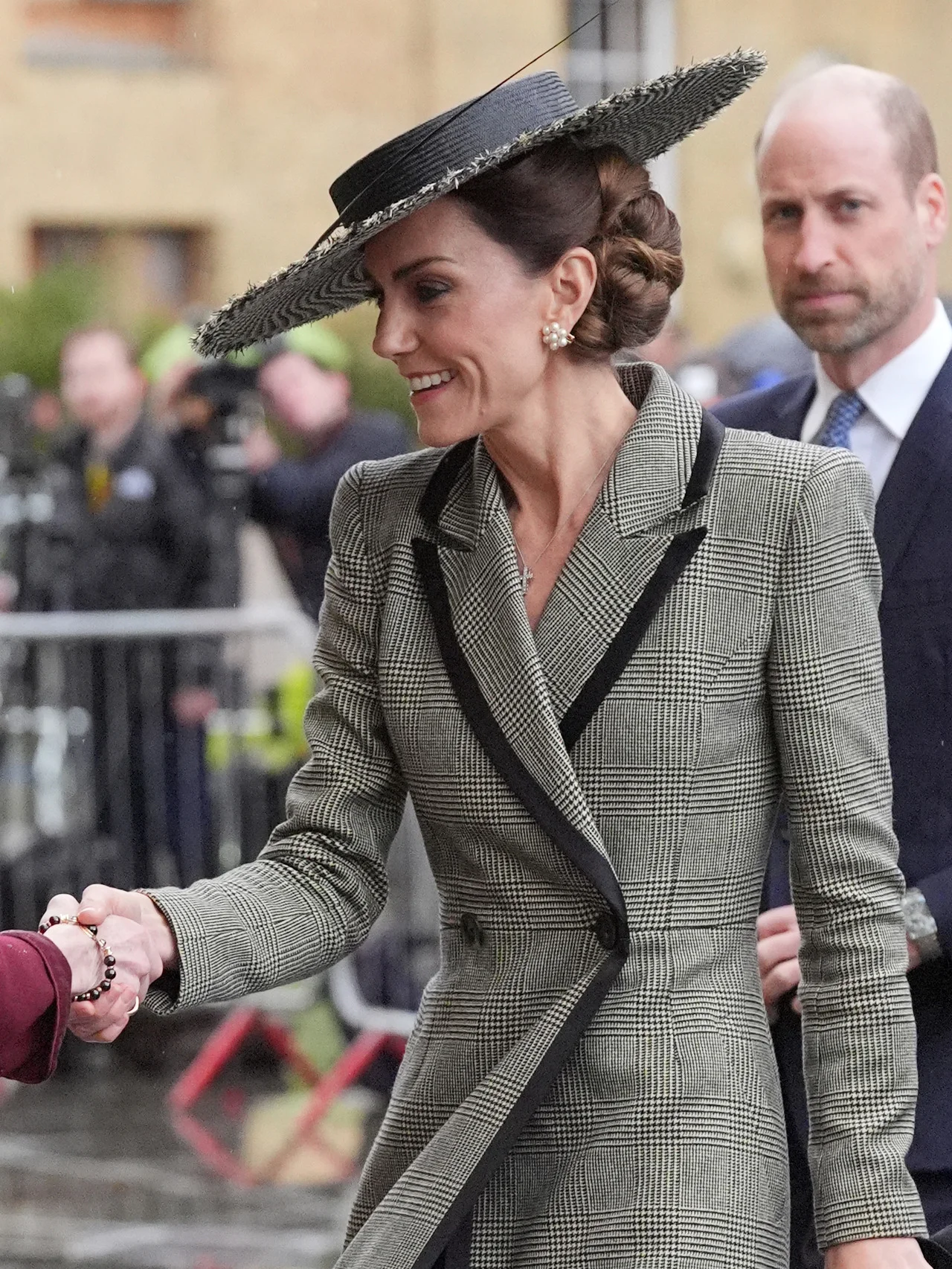 キャサリン皇太子妃、史上初の女性カンタベリー大主教の就任式にウィリアム皇太子とともに出席。シックな装いに際立つ、大きなつば広ハットが注目の的に！