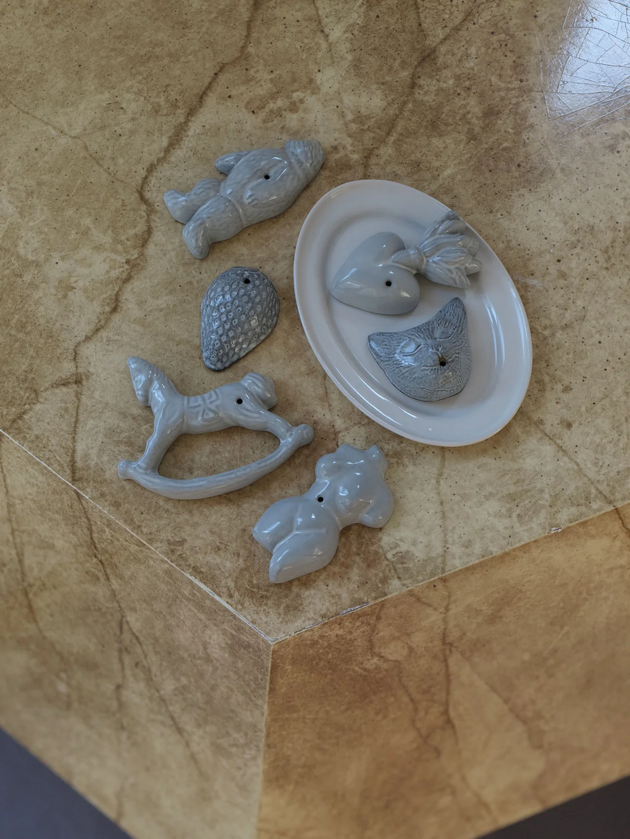 駆け込みギフトにも！ 可愛すぎる“猫とイチゴ”のお香立てが発売【オジャクラフト × SPURSHOP】