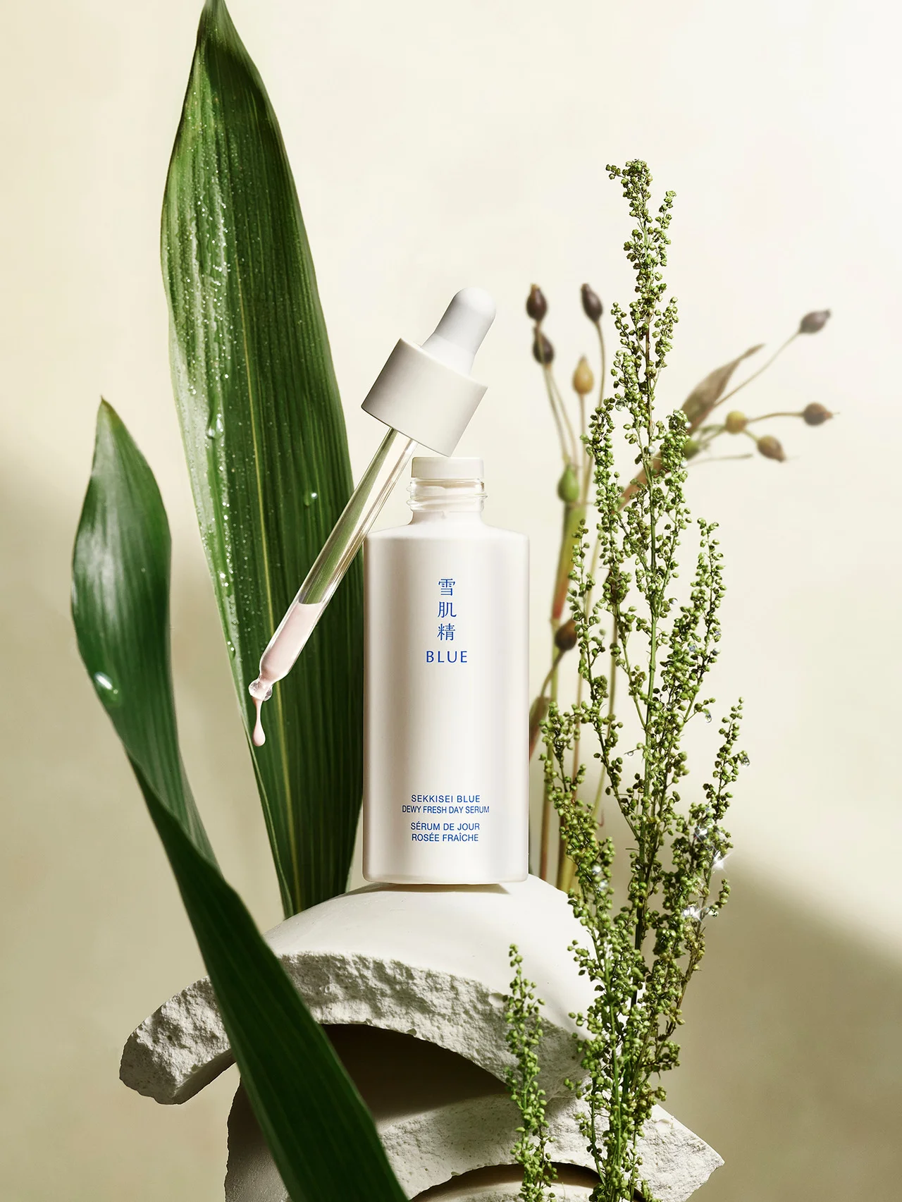 【雪肌精 BLUE】“未然ケア”発想の新UVセラムで、しなやかな水艶肌へ