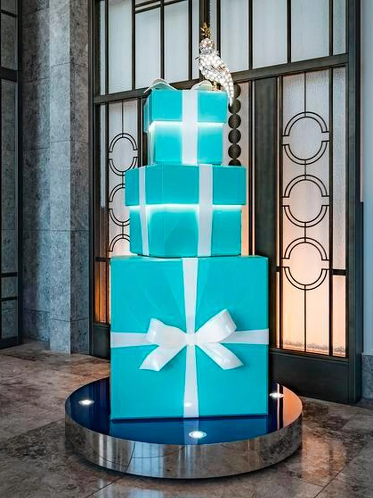 NYが結ぶ絆！【#ティファニー 】と【​​#ウォルドーフ・アストリア大阪  】が特別なホリデーコラボレーション！ ティファニーカラーのツリーのある空間でスペシャルなアフタヌーンティーを 