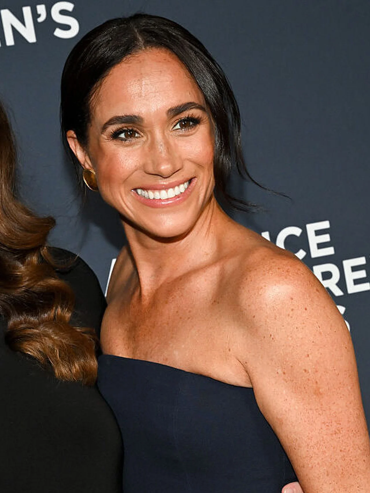 メーガン妃とヘンリー王子、近隣住民から「誰も彼らと一緒にいるところを見られたくない」と冷たい扱いを受ける。また、メーガン妃はSNSでユーモラスに謝罪