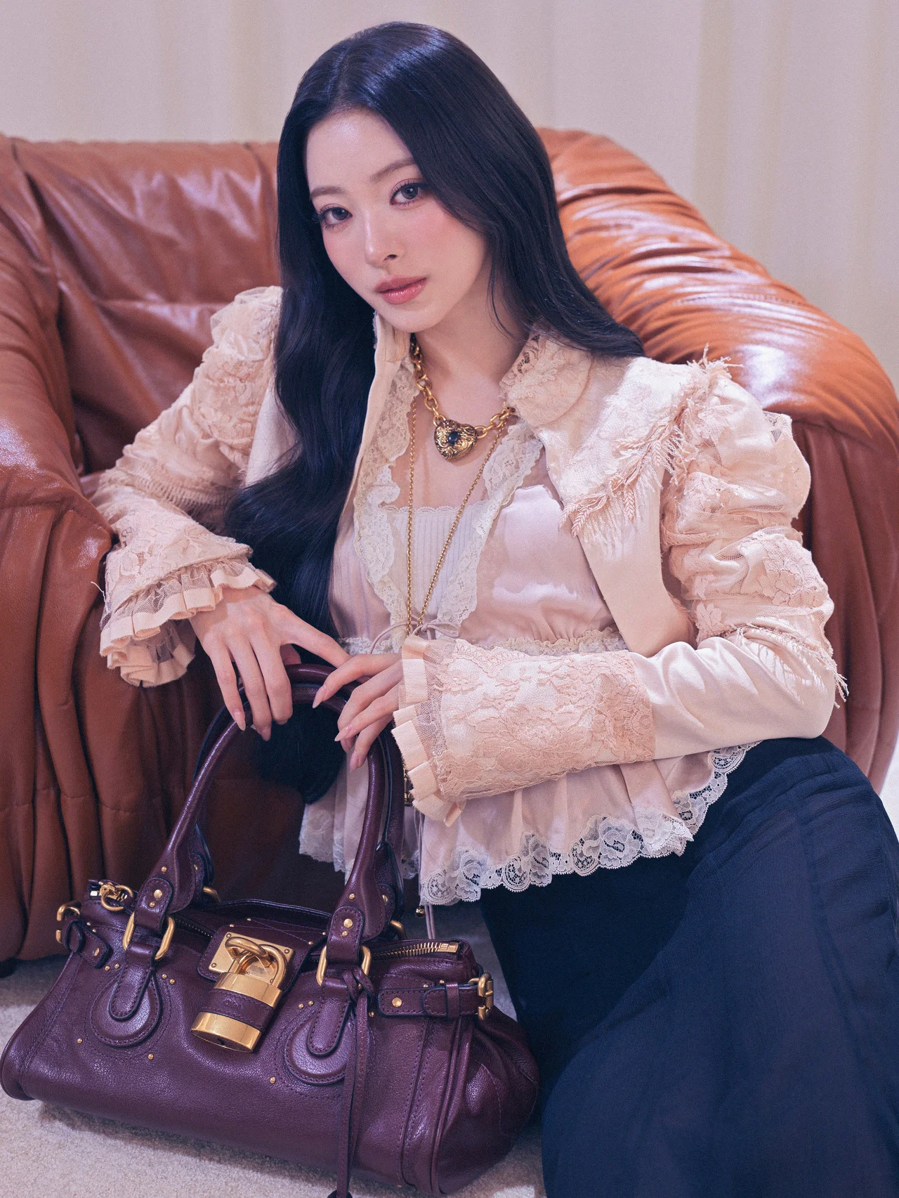 【独占フォト】MEOVV ANNA。クロエ「パディントン」バッグと過ごす、特別な１日をレポート