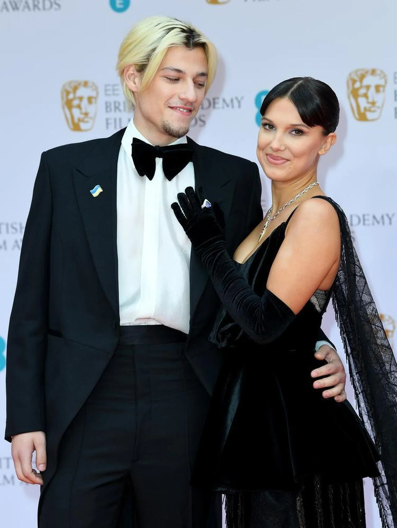 ミリー・ボビー・ブラウン、夫ジェイク・ボンジョヴィと養子縁組で女児を迎えたことを発表。夫婦でベビーカーを押す姿がキャッチされる