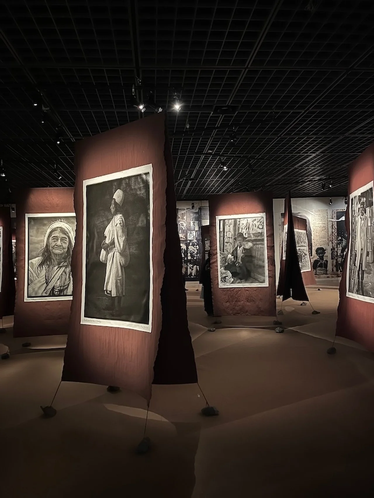 高木由利子が30年追い続けた、伝統的な衣服をまとった人々の姿。100点以上の作品を集めた展覧会がBunkamura ザ・ミュージアムにて開催中