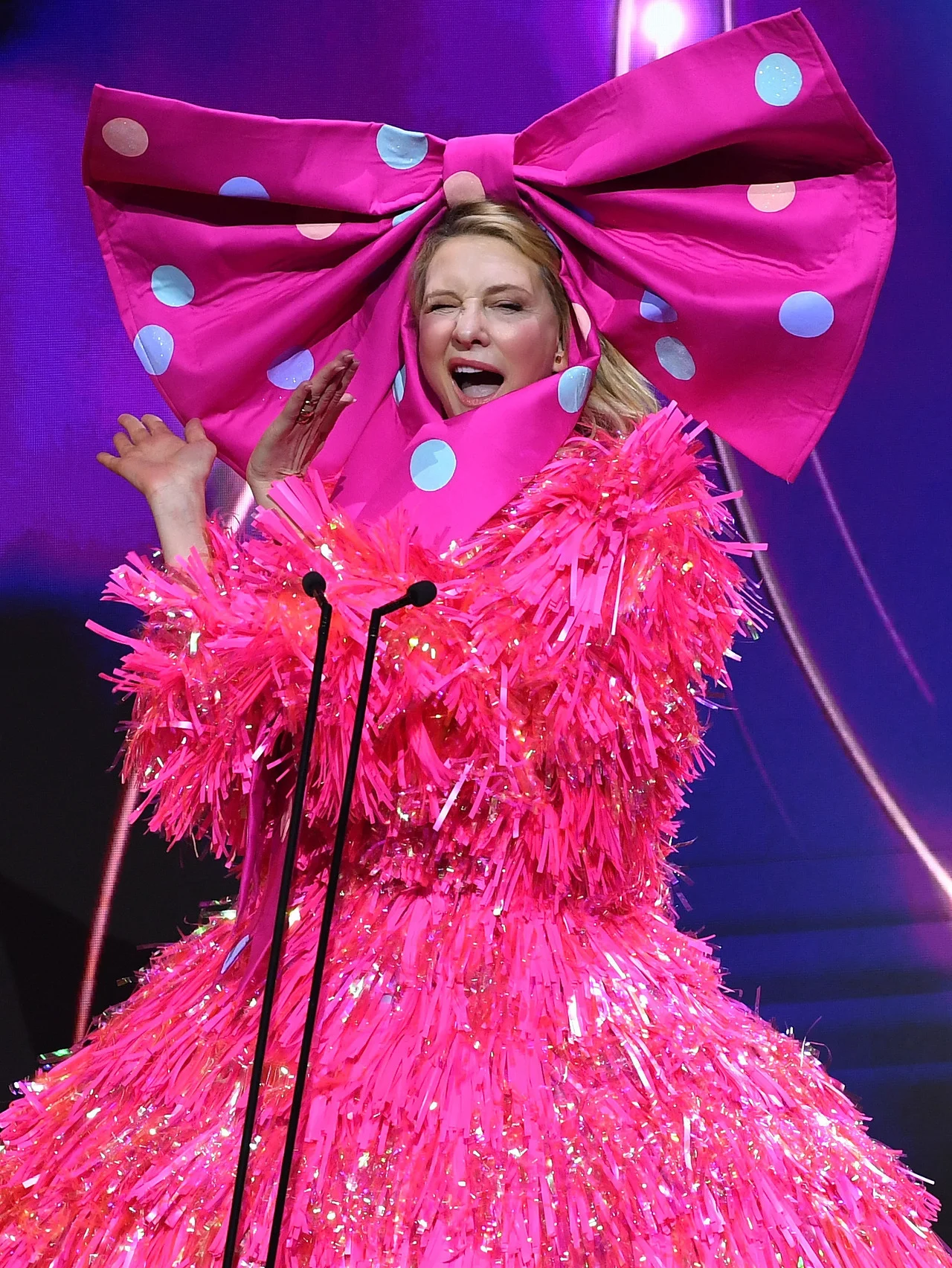 ケイト・ブランシェット、全身ピンクの「中年バービー」ルックで授賞式に登場！ マーゴット・ロビーを爆笑させる