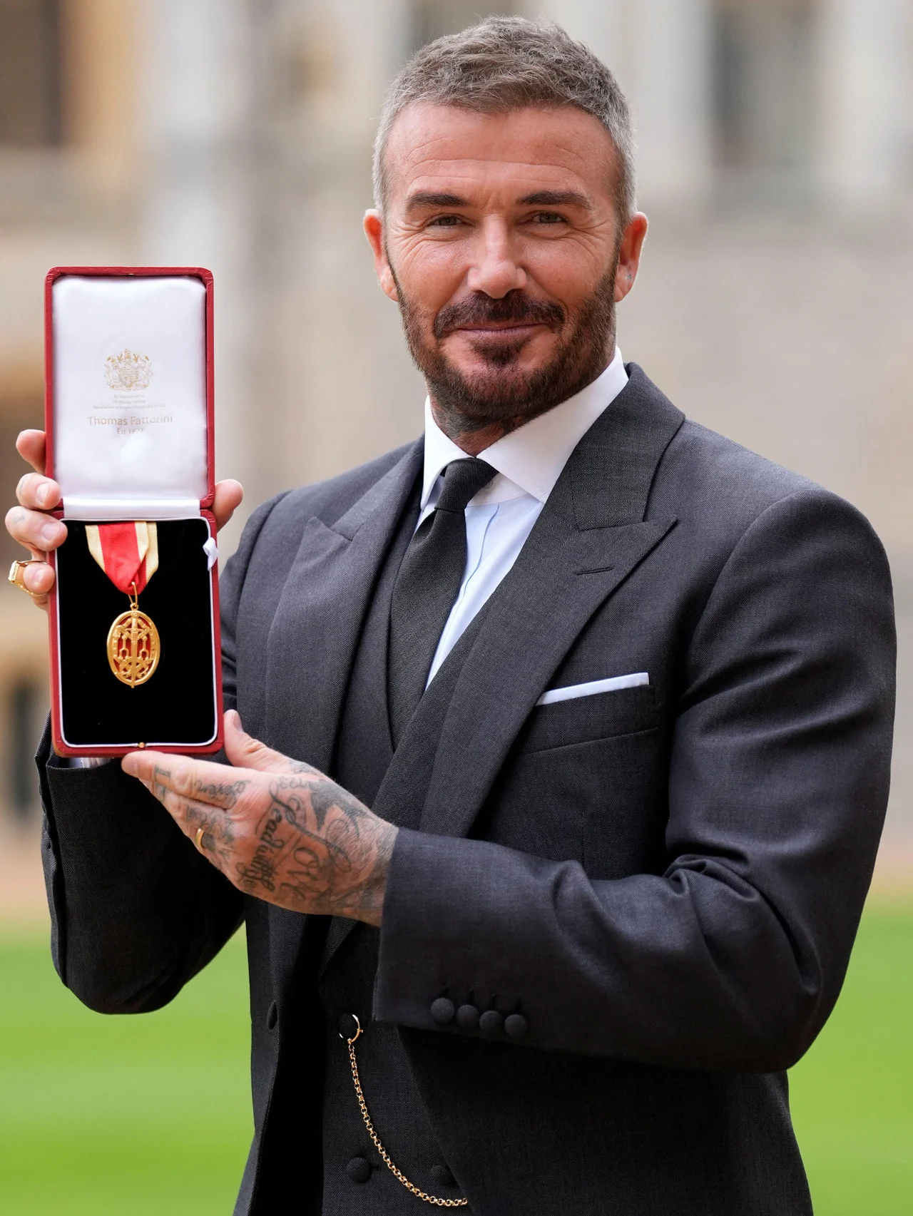 デヴィッド・ベッカム、国王チャールズ３世から正式に「ナイト」の爵位を授与。「レディ」となった妻ヴィクトリアも誇らしげに祝福