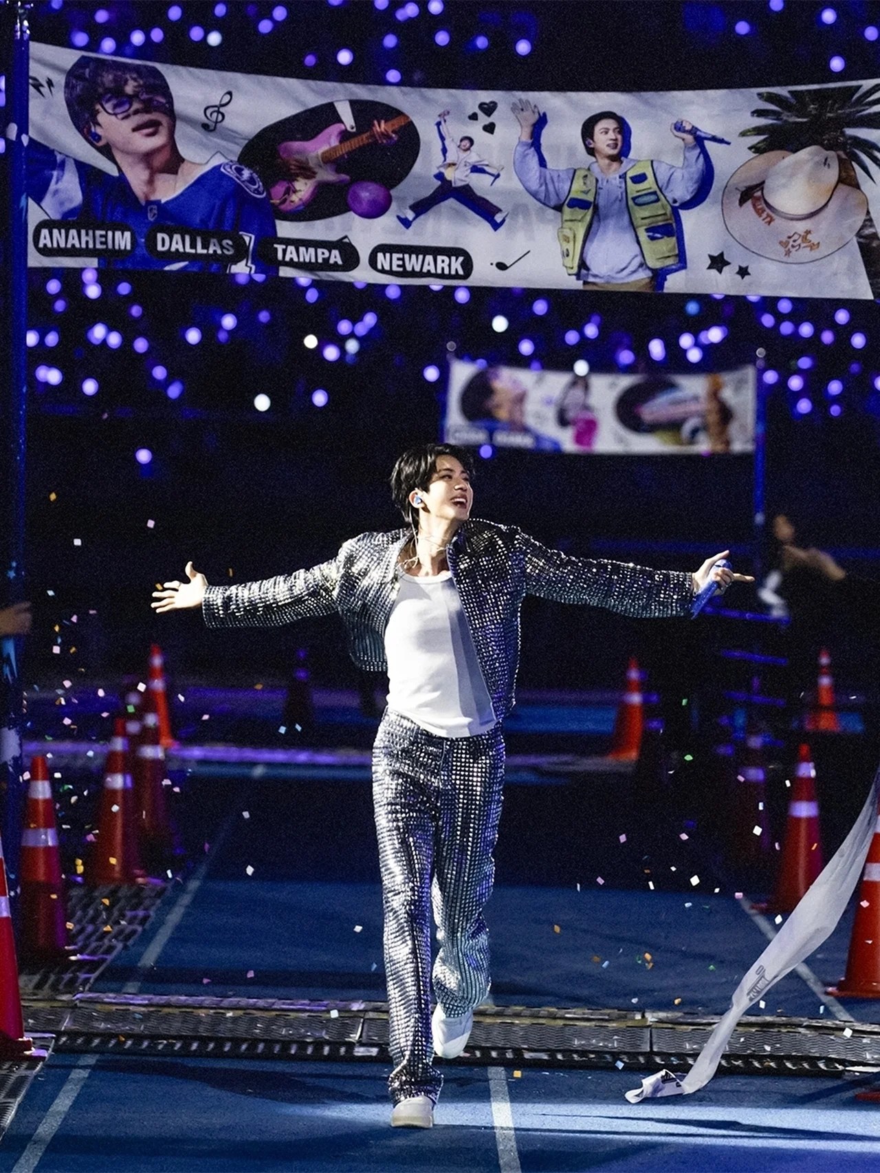 BTS  JINのソロ公演ファイナルに、J-HOPE＆JUNG KOOKがサプライズ登場！ ARMY思いのJINの愛をたっぷり感じるライブをレポート 　#RUNSEOKJIN_EP.TOUR_ENCORE 