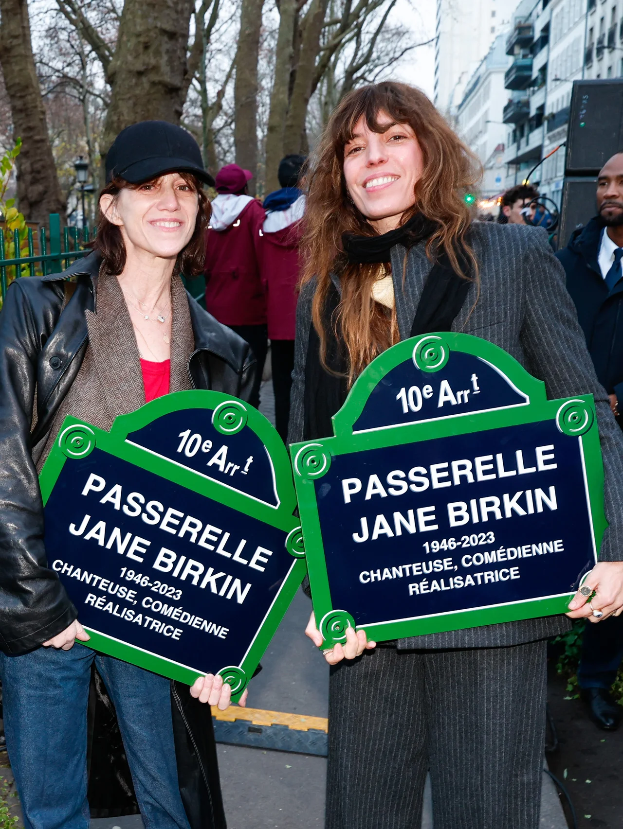 パリ10区に「ジェーン・バーキン橋」が誕生！ 娘シャルロット・ゲンズブールとルー・ドワイヨンが抱き合って涙！ 