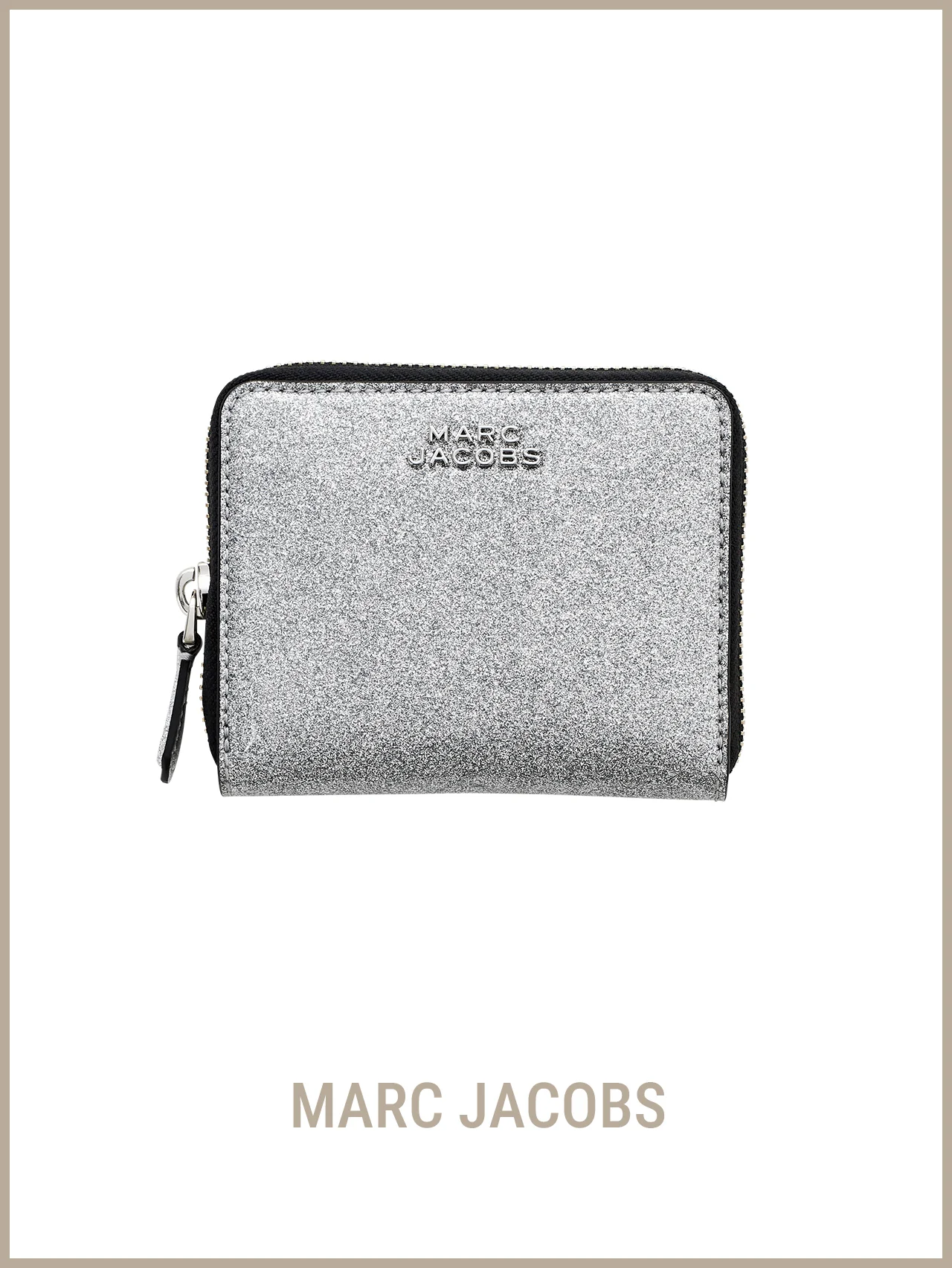 【マーク ジェイコブス】の財布。ホリデー気分が高まる、きらびやかなシルバーに魅了