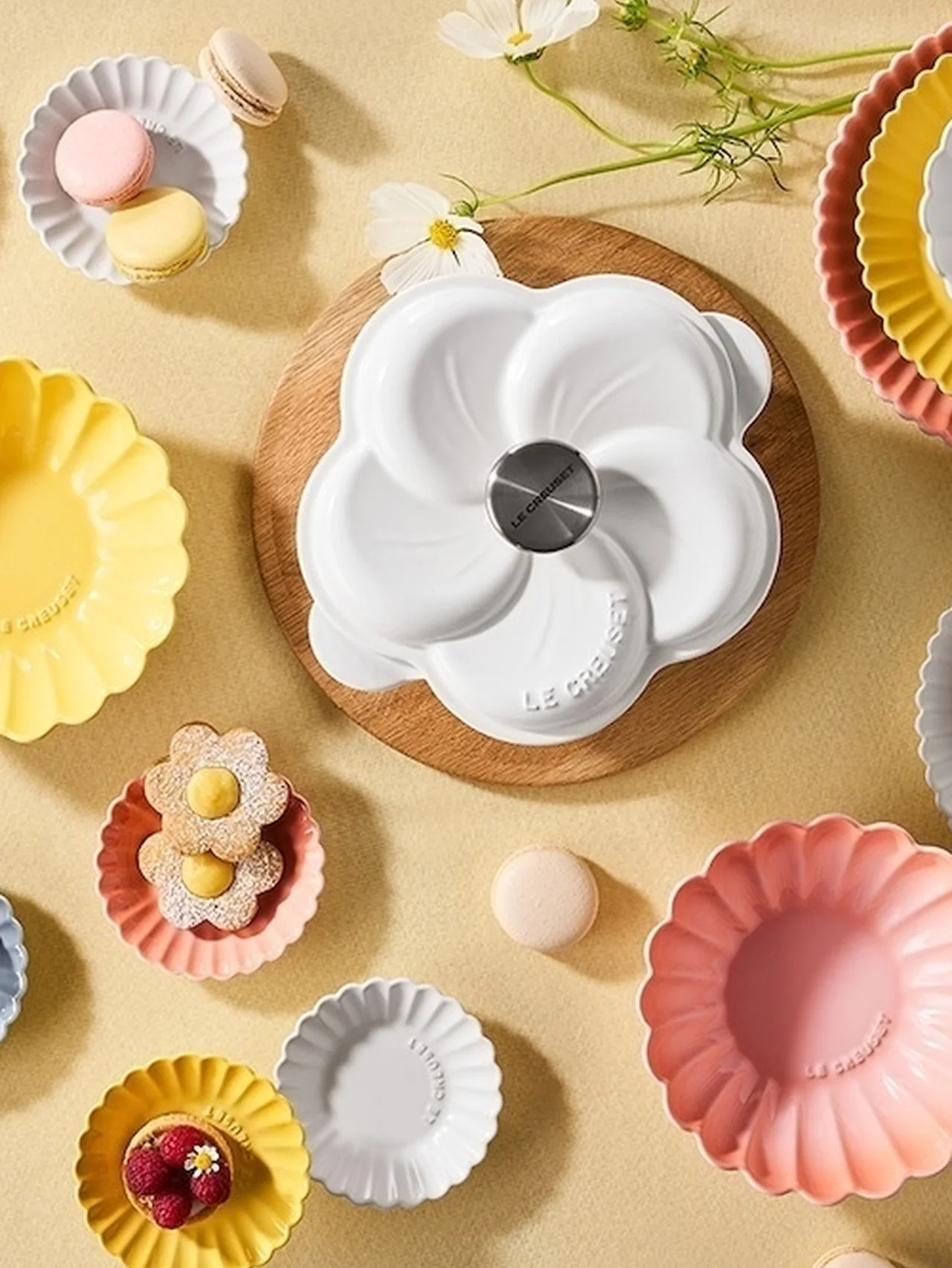 【ル・クルーゼ】より春の人気シリーズ「フラワーコレクション」が登場。春の光に映えるカラーと花をかたどったデザインで食卓を華やかに