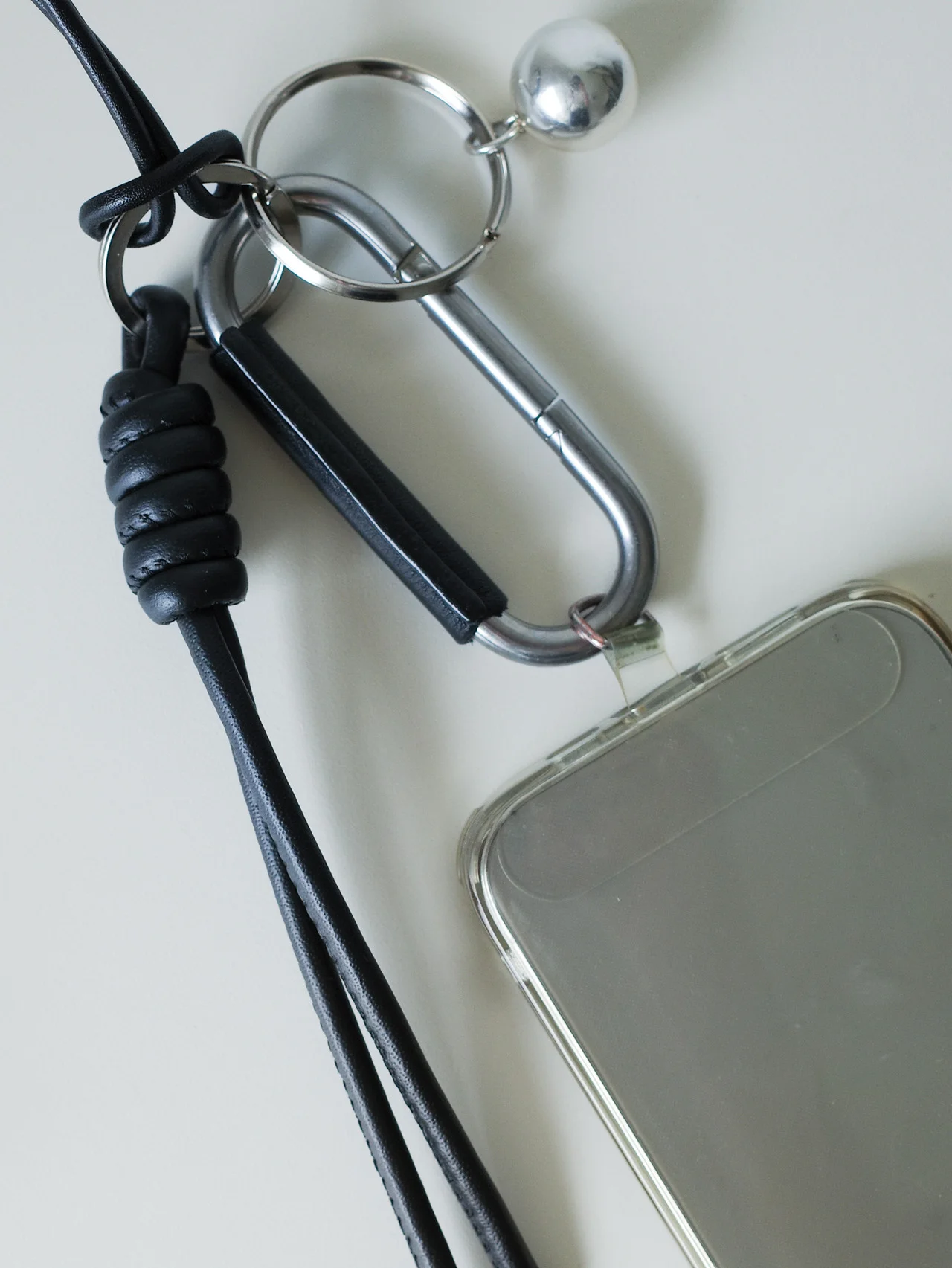 【loro（ロロ）】のキーチャームをスマホストラップにしています