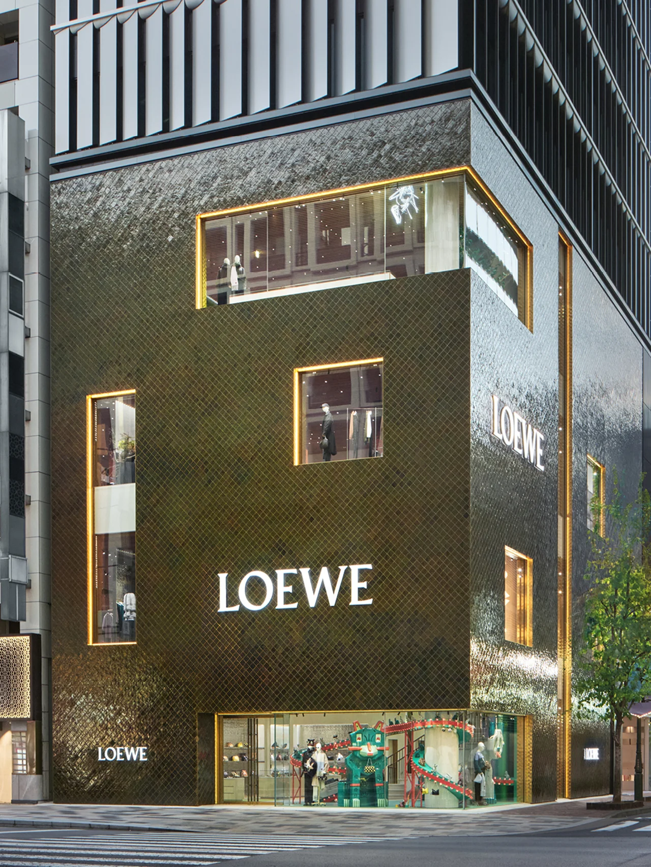 【ロエベ】が、世界で二番目の規模を誇る「カサロエベ銀座」をオープン！ 店舗限定のバッグやスイーツを販売