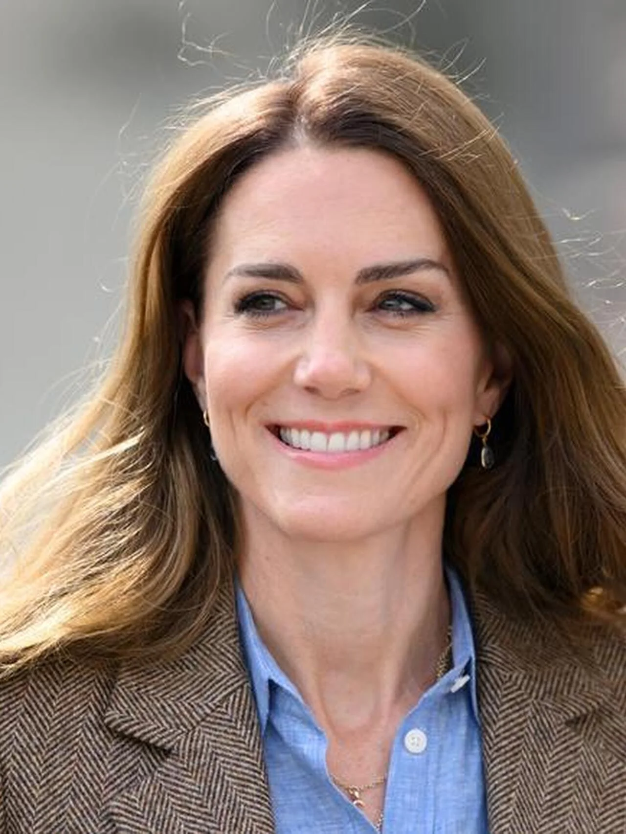 キャサリン皇太子妃の髪色がブロンドに！ 得意の着回しルックで礼拝に出かけるところをキャッチされる