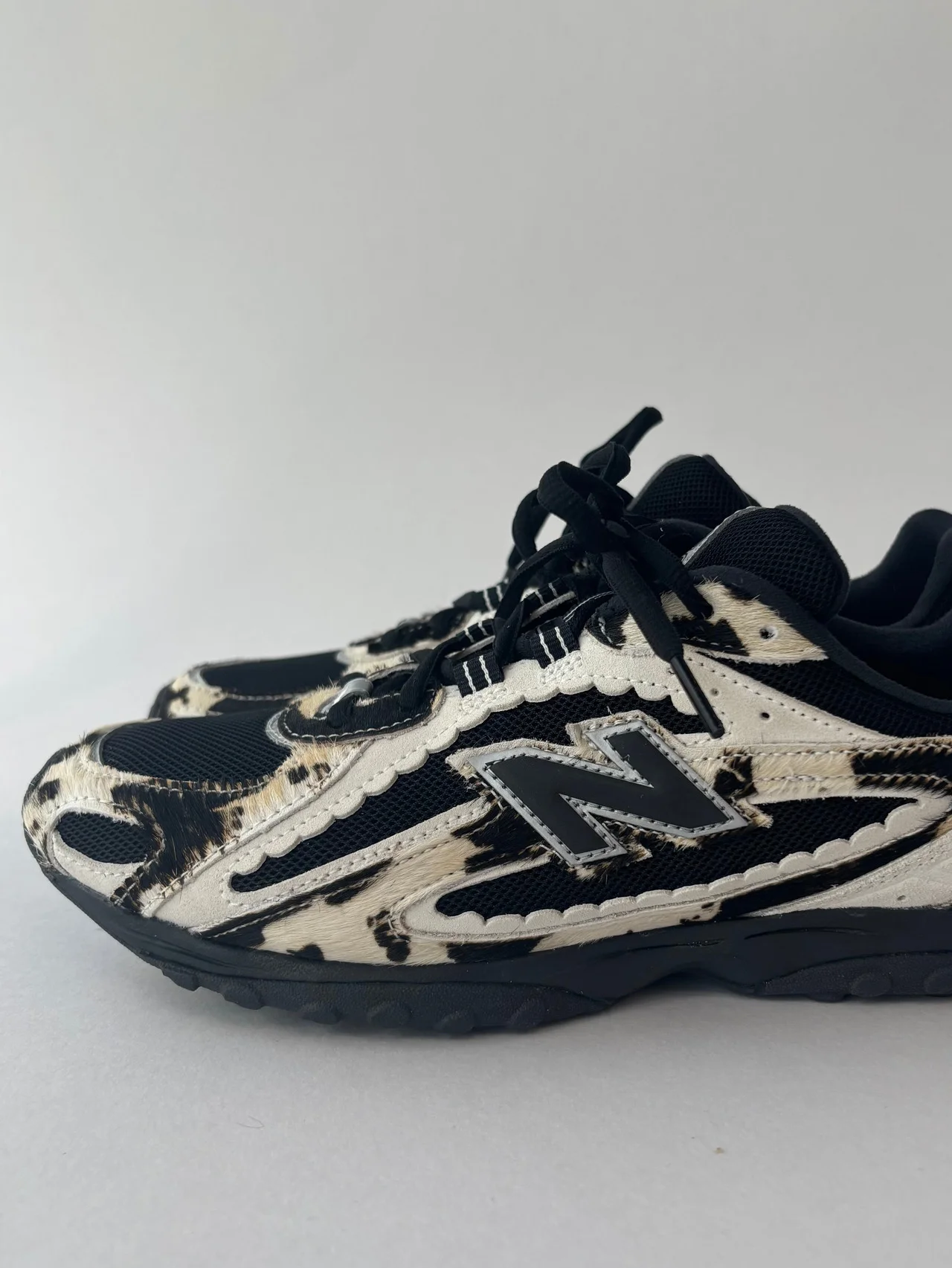 【ニューバランス】の牛柄スニーカーが、春のカンバセーションピース