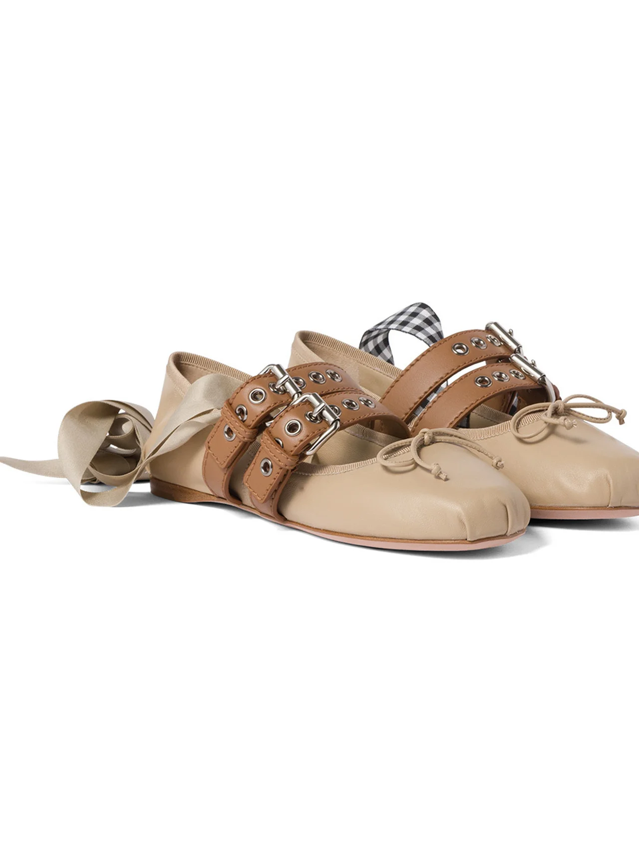 足もとに添えたいのは、ベージュの抜け感。【ミュウミュウ】のバレリーナ vol.1320