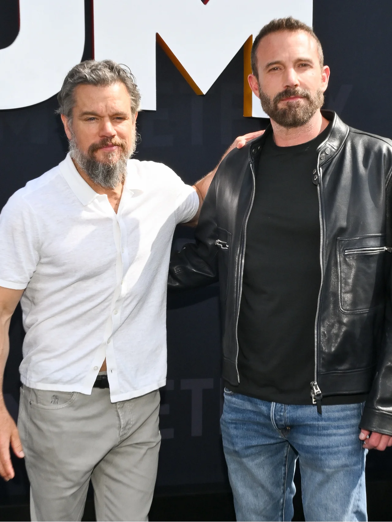 マット・デイモン、ヒゲを伸ばした別人のような姿を披露！ 親友ベン・アフレックに茶化される