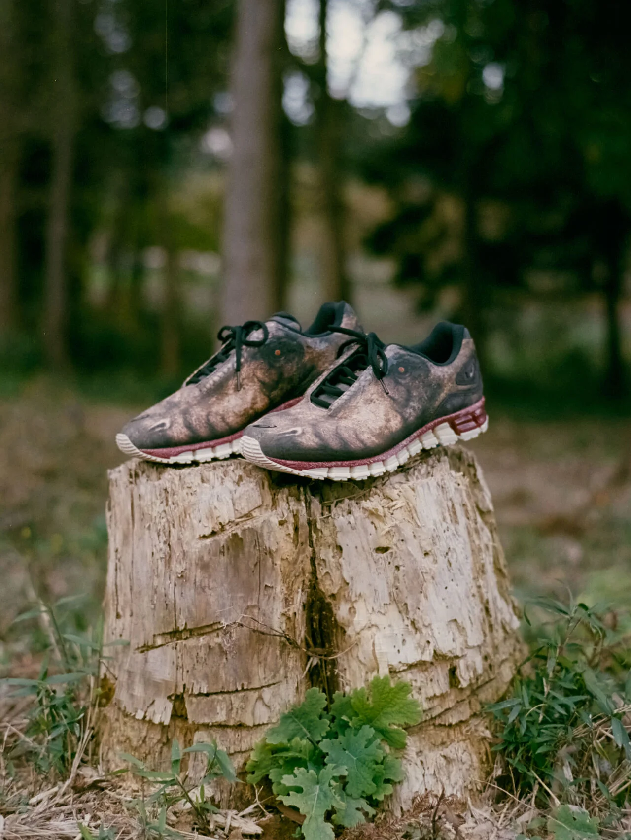 【アシックス スポーツスタイル×ダブレット】コラボスニーカーが登場！ “ジュラ紀”の世界観をまとう、遊び心あふれる一足
