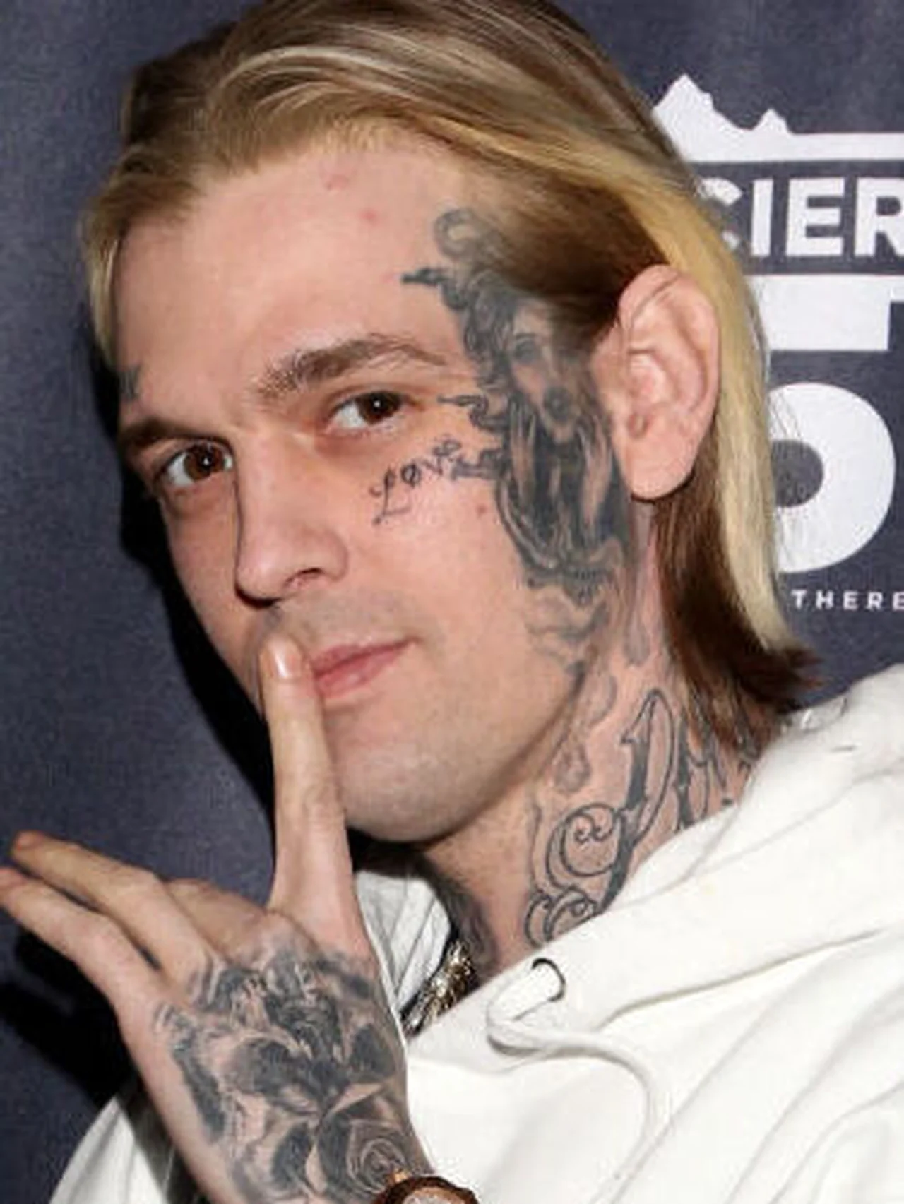 アーロン・カーターが34歳で死去。兄のニック・カーター、元恋人のヒラリー・ダフらが追悼メッセージを発信
