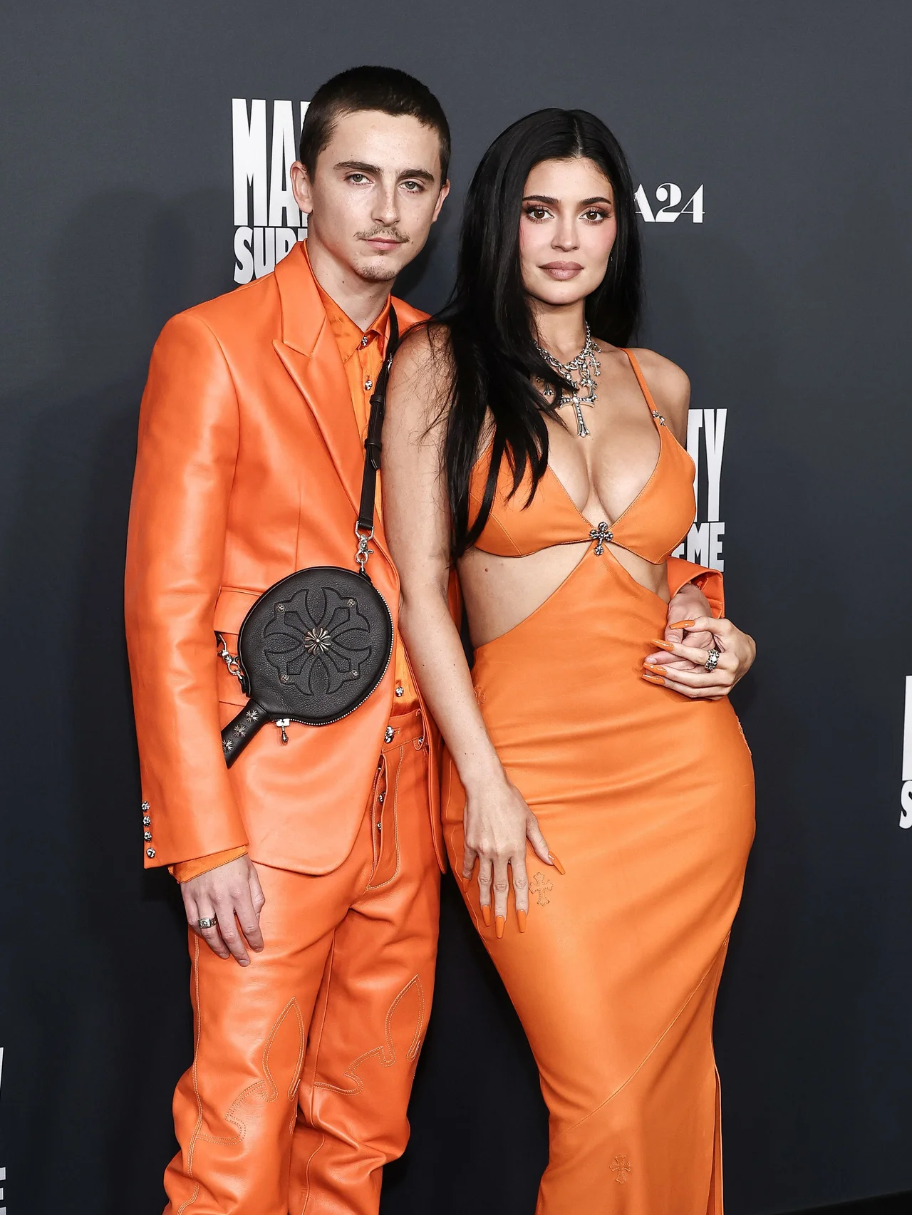 ティモシー・シャラメがカイリー・ジェンナーとオレンジペアルックで登場！主演の『マーティ・シュプリーム 世界をつかめ』のグッズを母クリス・ジェンナーをはじめ錚々たるセレブたちが愛用中！