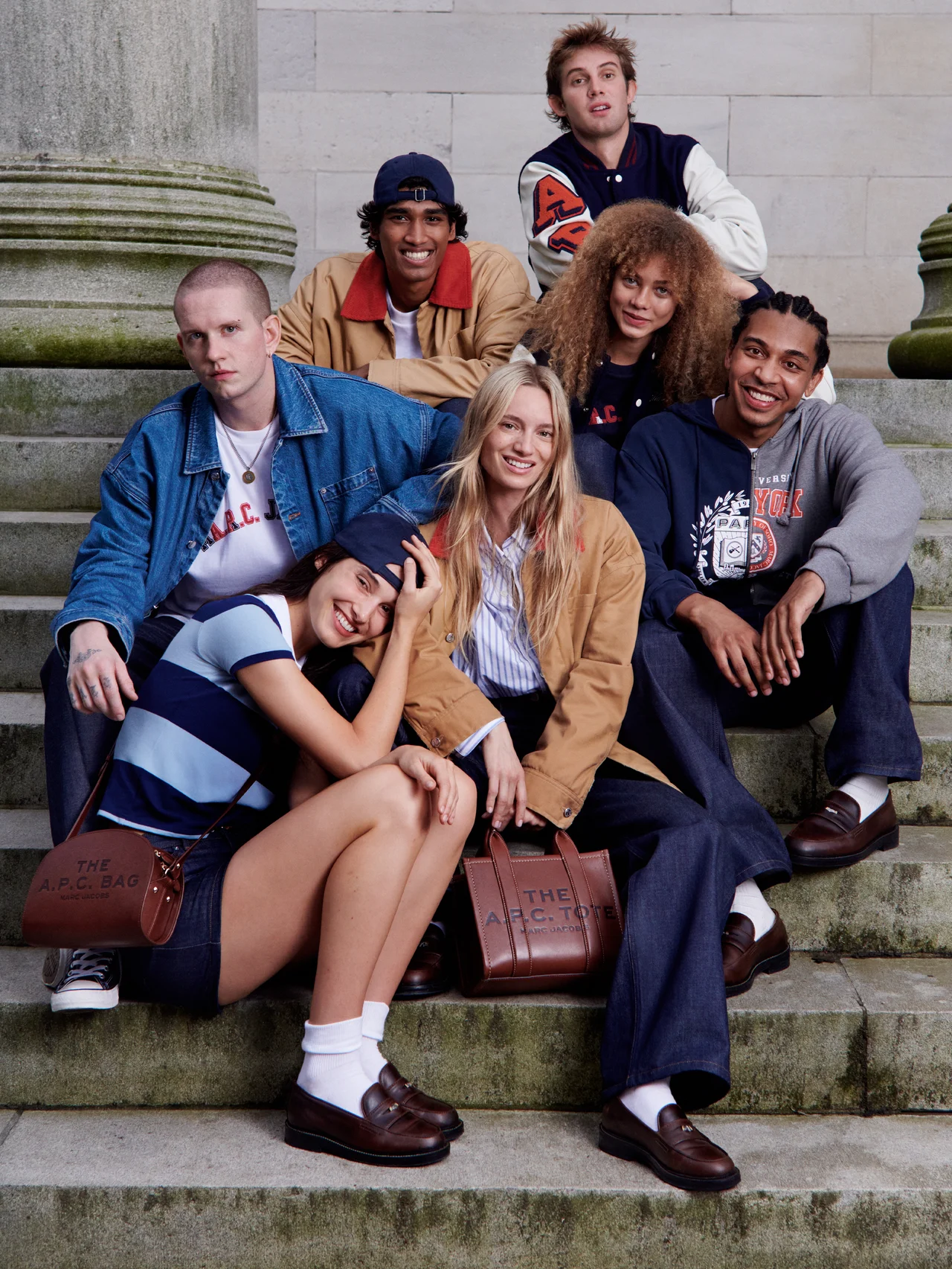 【マーク ジェイコブス】と【アー・ペー・セー】のコラボが実現！ カレッジスタイルを再解釈したアイテムを発売