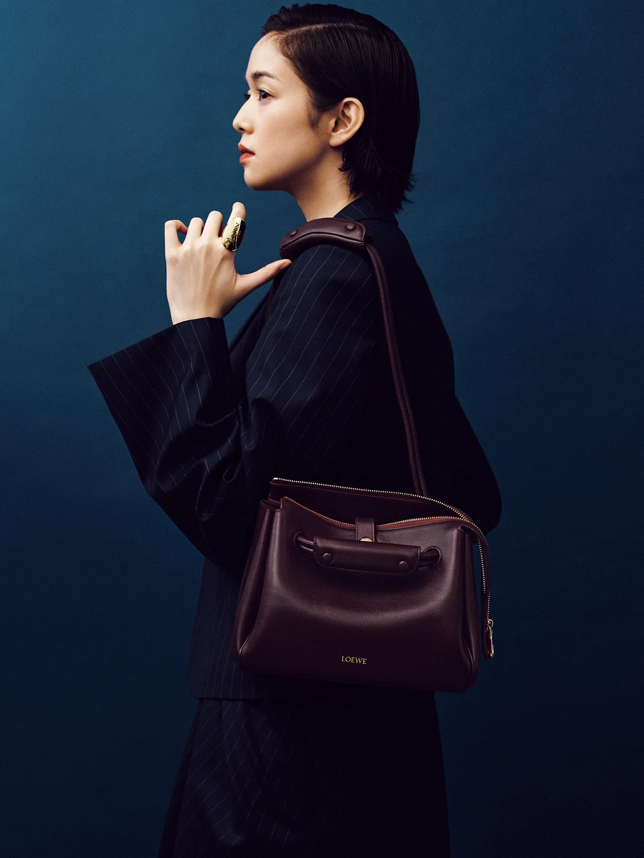 【佐藤栞里】 品格があふれる、ロエベの「マドリード」バッグ