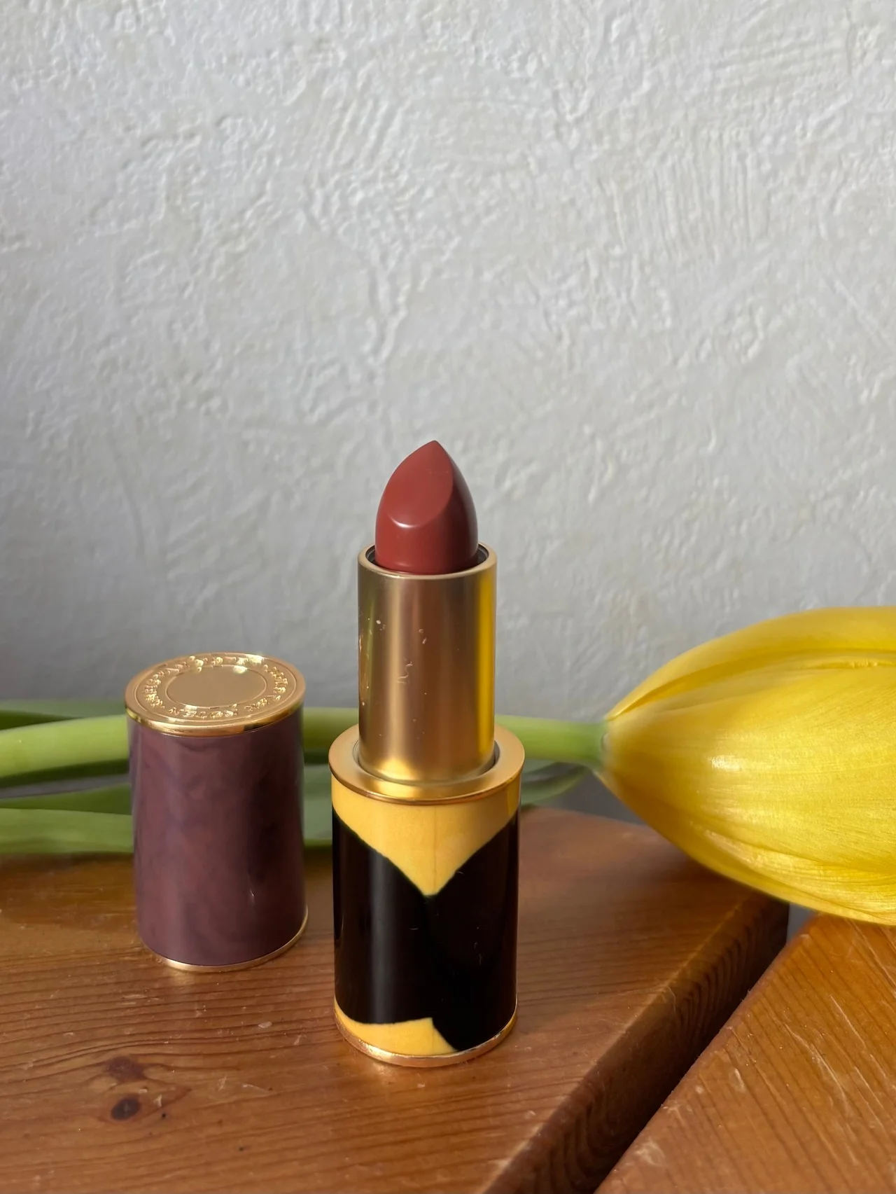 【ドリス ヴァン ノッテン】のアートピース級リップで、日常にモードを