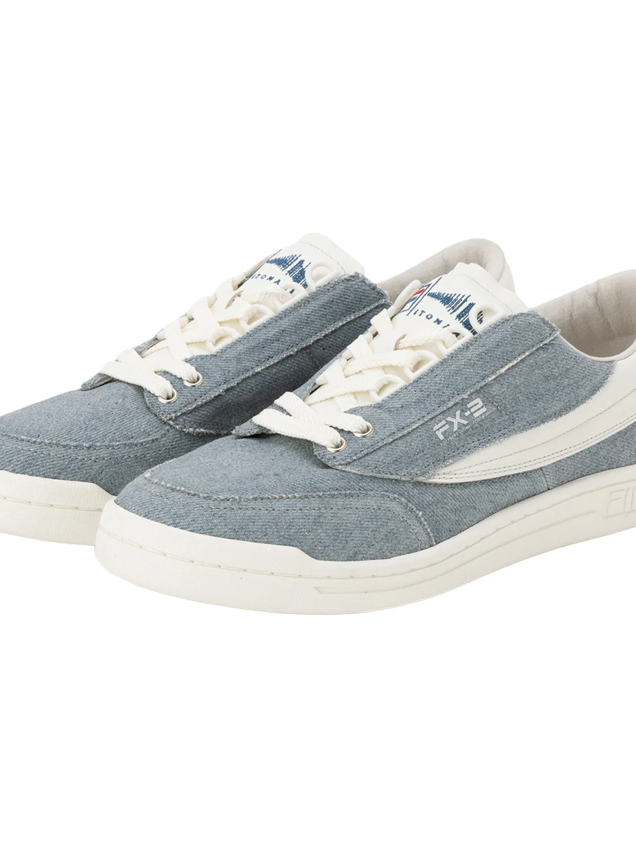 清潔感のある【フィラ】のデニムスニーカーが、春夏の装いをこなれて見せる vol.1376