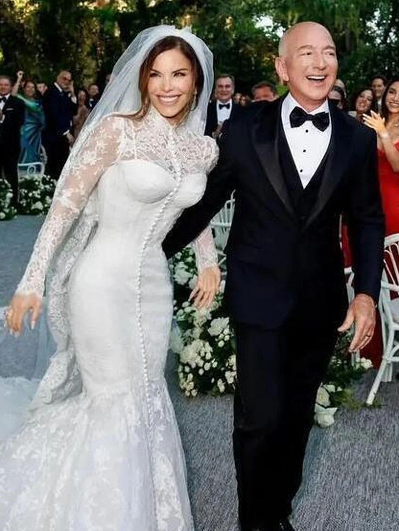 式は72億円、リングは６億円！ ジェフ・ベゾス＆ローレン・サンチェスの規格外な結婚式で、ハリウッドスターや王族たちの豪華絢爛なドレスルックをキャッチ