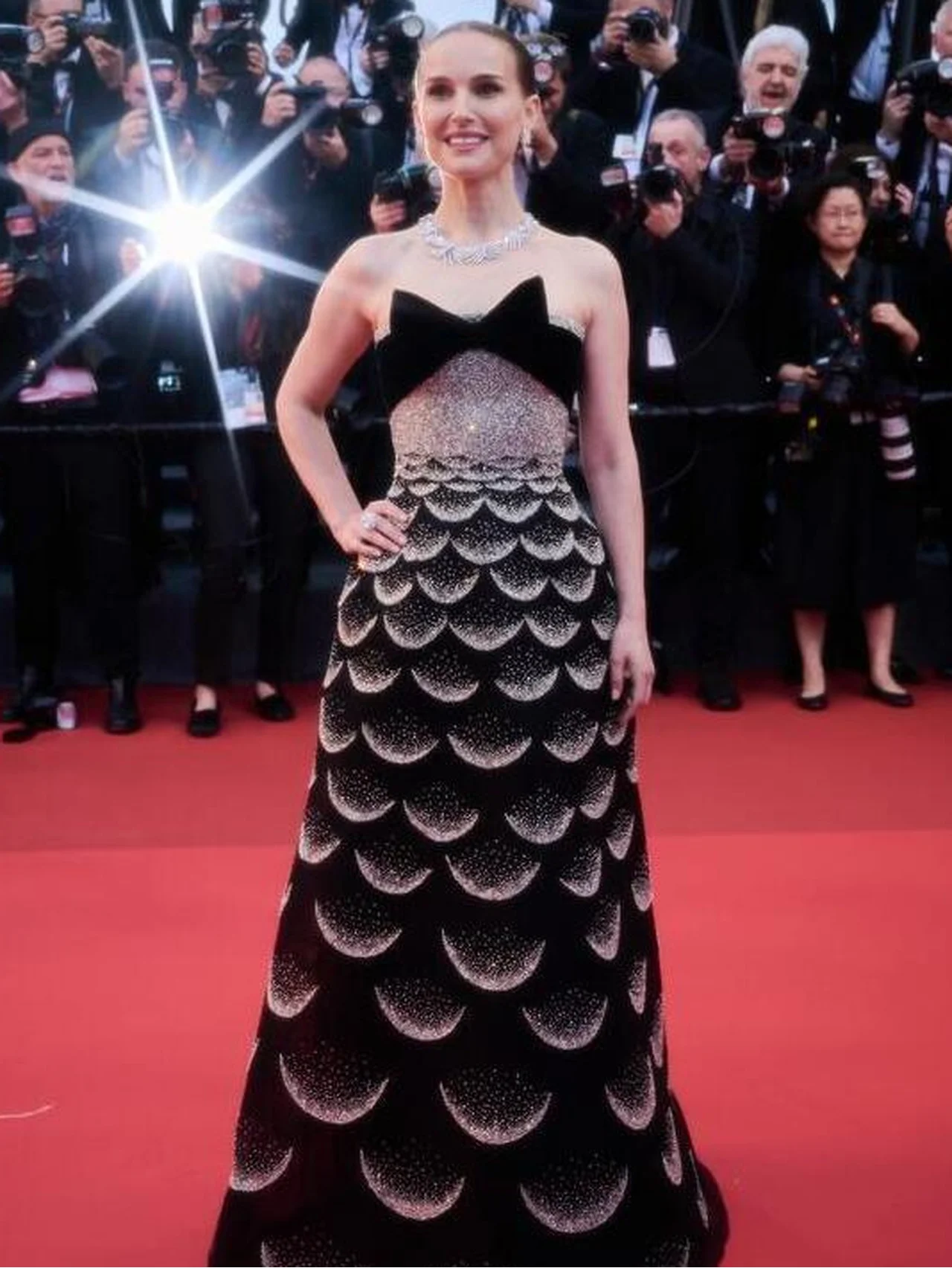 ナタリー・ポートマン、人魚のようなドレスをまとい息を呑むほどの美しさを放つ！ カンヌ国際映画祭での装いに絶賛の嵐