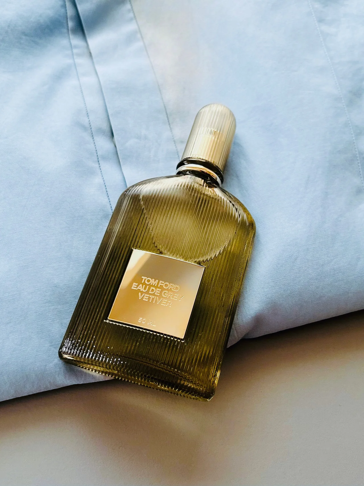 【トム フォード】の香水と水色のシャツが、出会いの季節の鉄板
