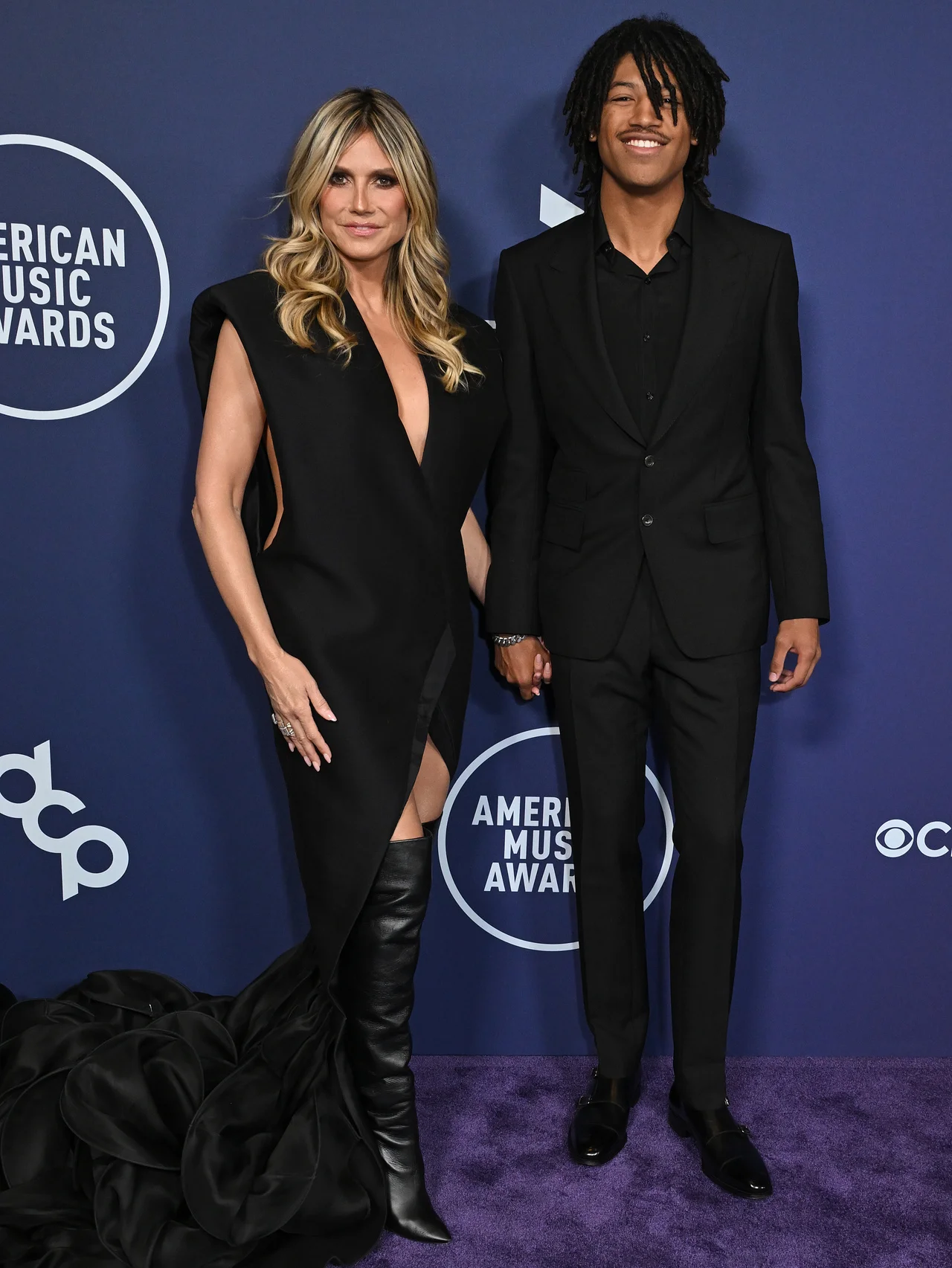ハイディ・クルム、モデルデビューした19歳の息子ヘンリー・サミュエルと仲良く手を繋いでレッドカーペットに登場！