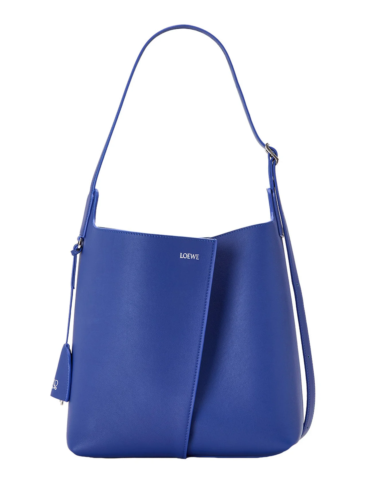 気取らず知的なブルーが効く。【ロエベ】の万能バケットバッグ vol.1371