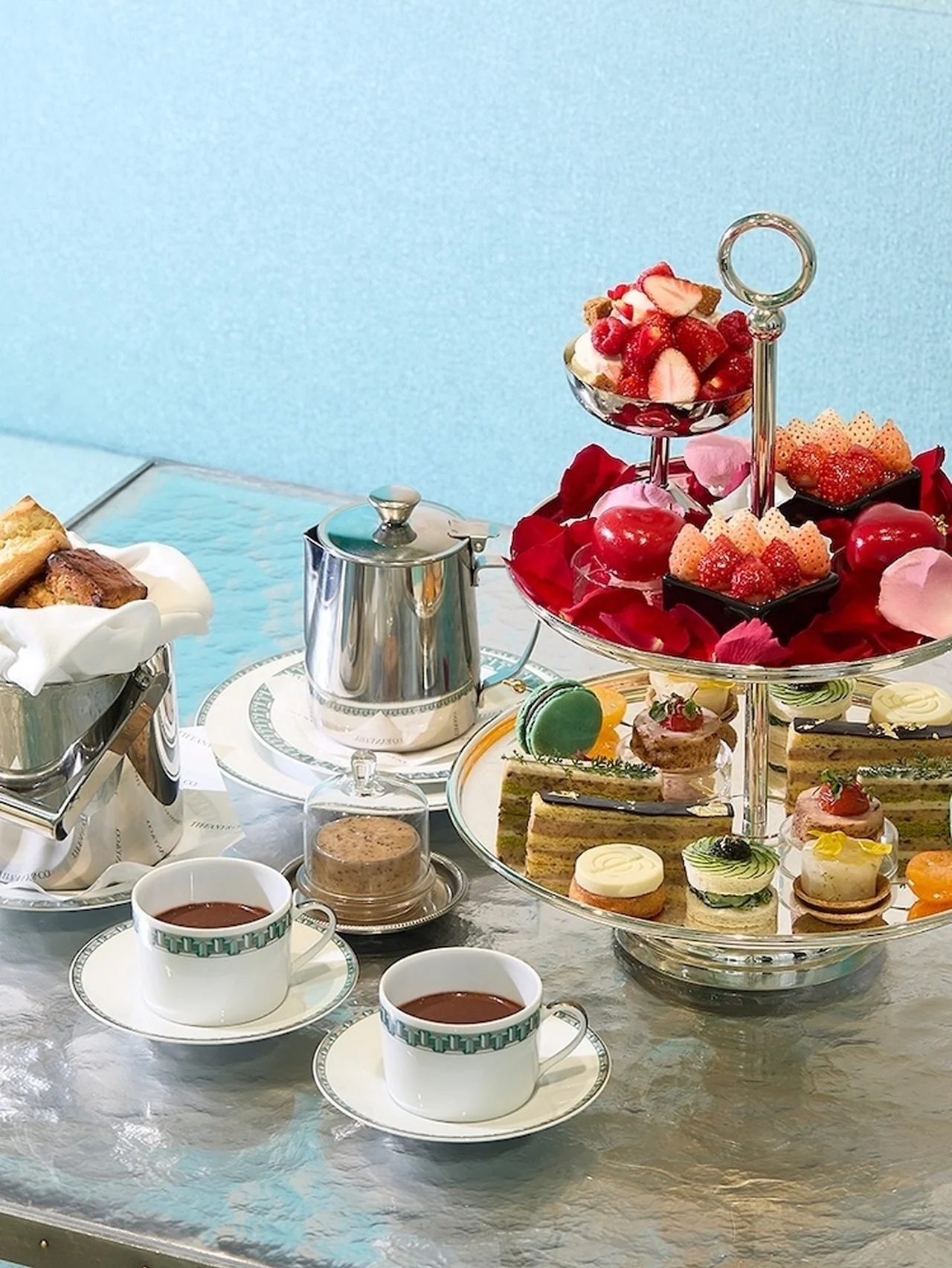 【ティファニー】の「Blue Box Café by Natsuko Shoji」に、心まで温まる新メニュー「ショコラショー」が新登場