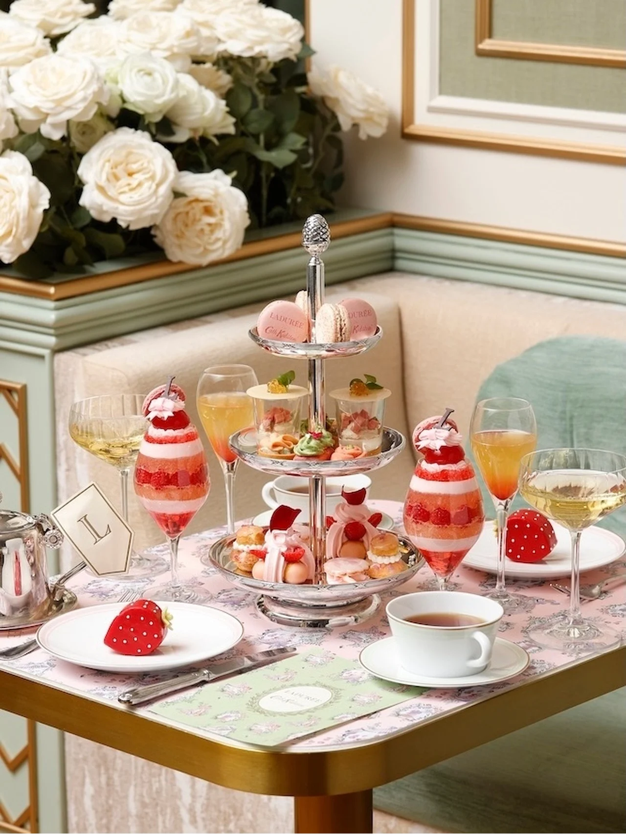 【ラデュレ】と【キャス キッドソン】がコラボを実現。ロマンティックなマカロンボックスやイングリッシュガーデンを思わせるアフタヌーンティーを展開